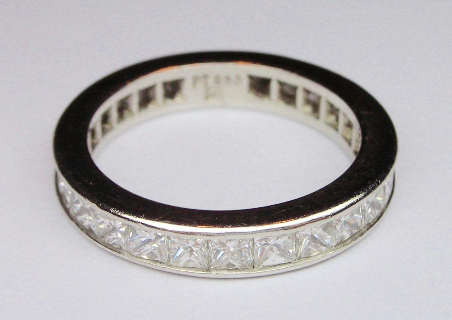 Eternity-Ring aus Platin mit Diamanten im Prinzessinnenschliff (Carréschliff) im Angebot