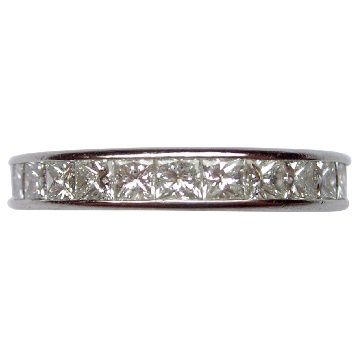 Bague d'éternité avec diamants de taille princesse en platine