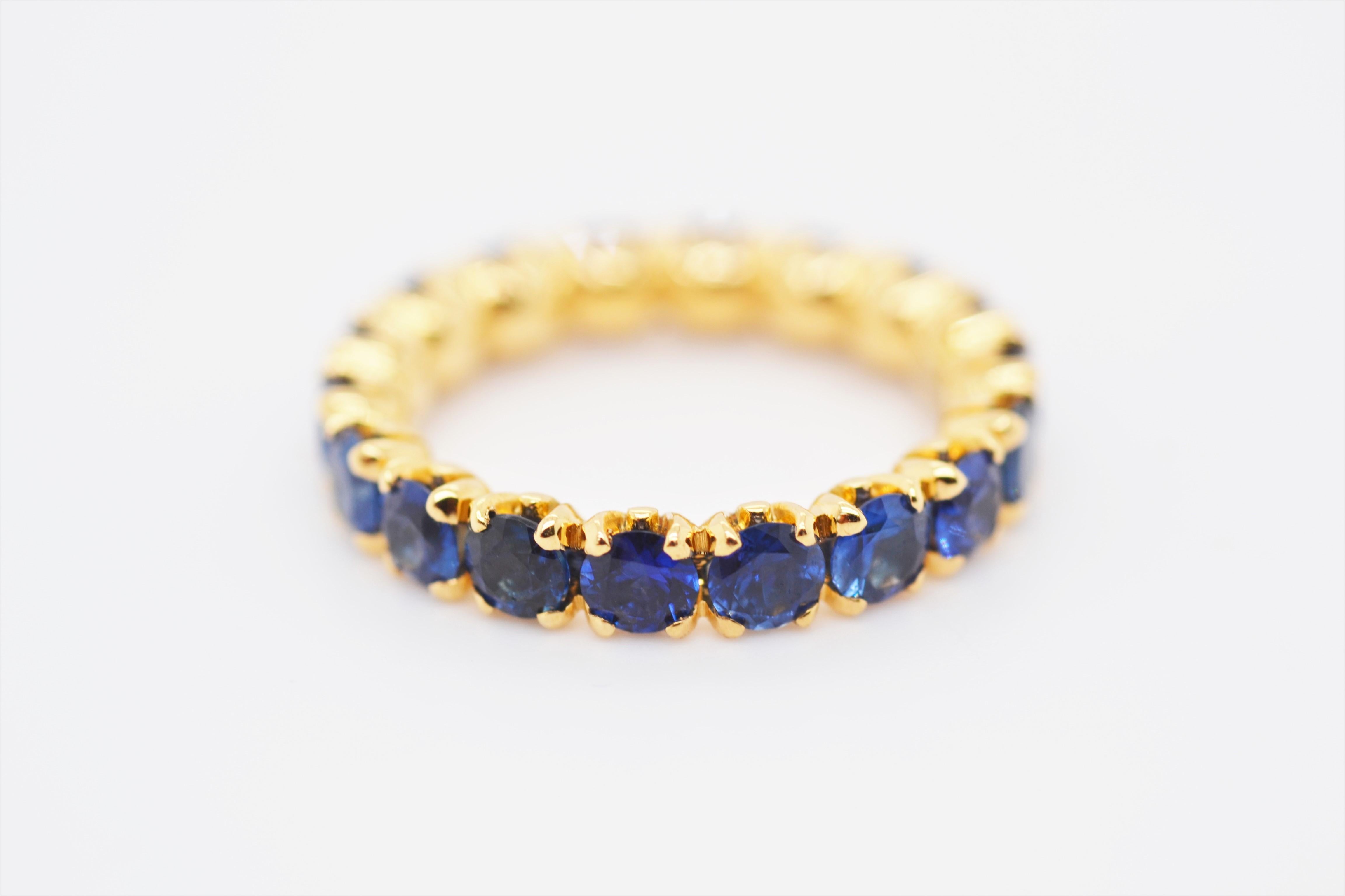 Taglio rotondo Anello dell'eternità con zaffiri blu reali in oro giallo 18 carati in vendita