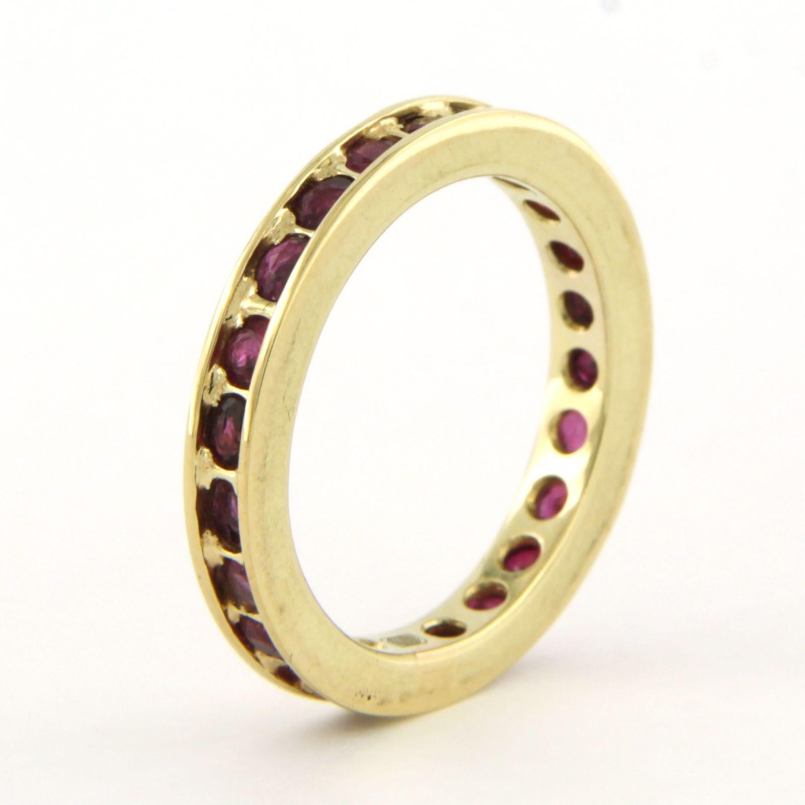 Moderno Anello Eternity con rubino in oro giallo 14k in vendita