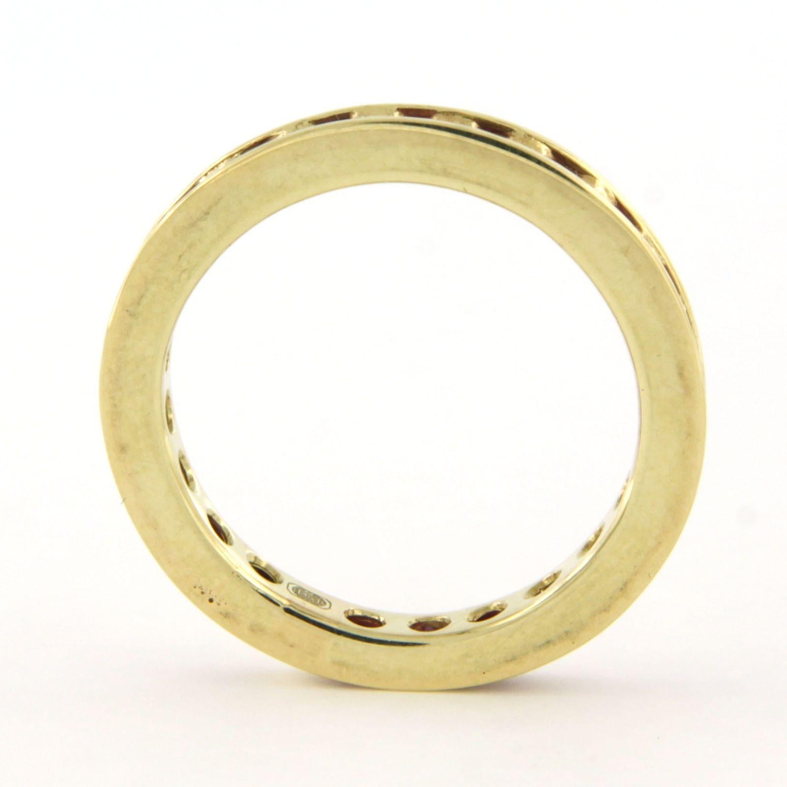 Taglio rotondo Anello Eternity con rubino in oro giallo 14k in vendita