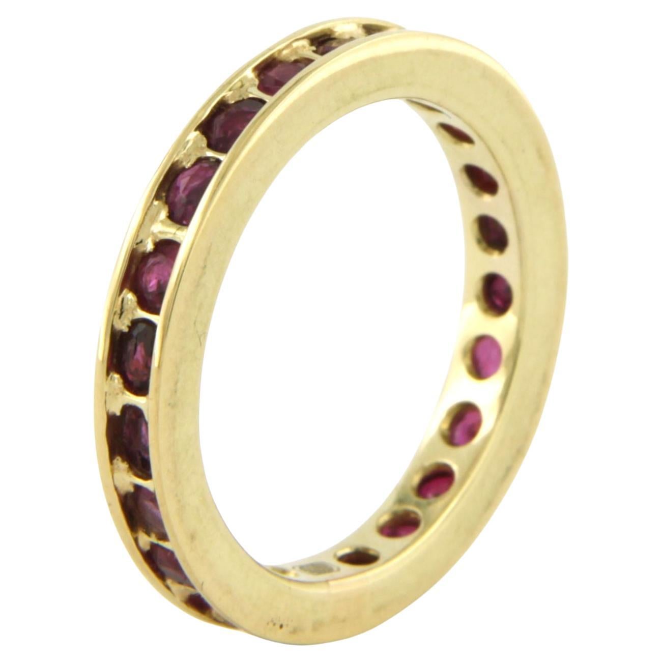 Anello Eternity con rubino in oro giallo 14k in vendita
