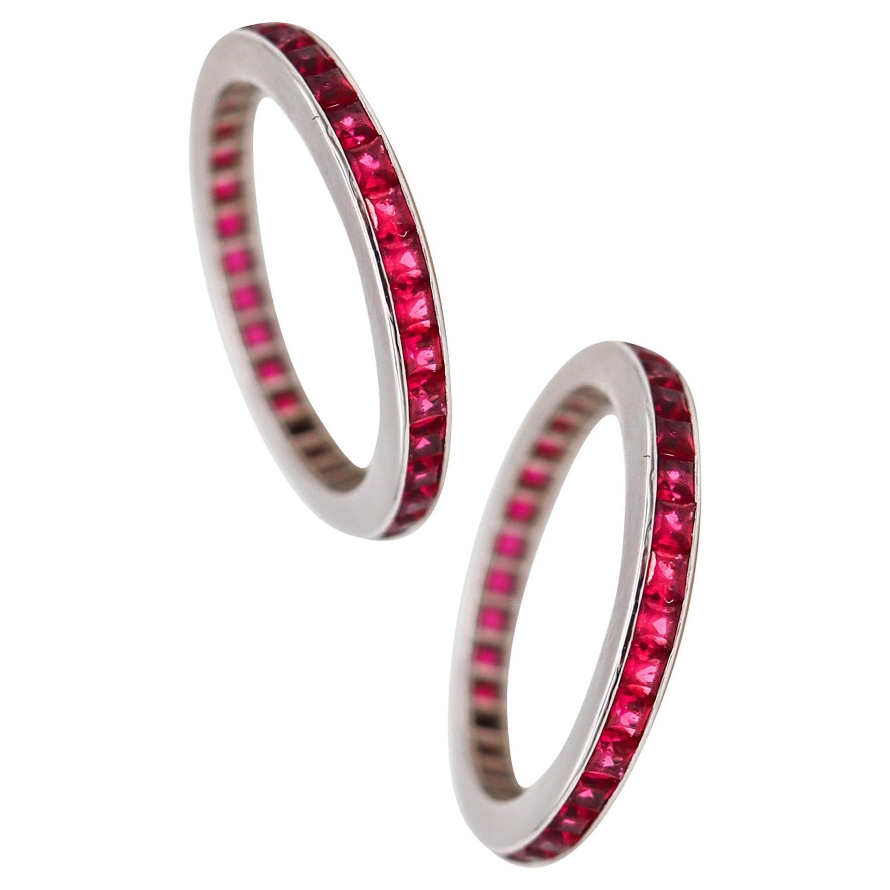 Suite de bagues d'éternité en or blanc 18 carats avec 2,16 carats de rubis rouge vif en vente