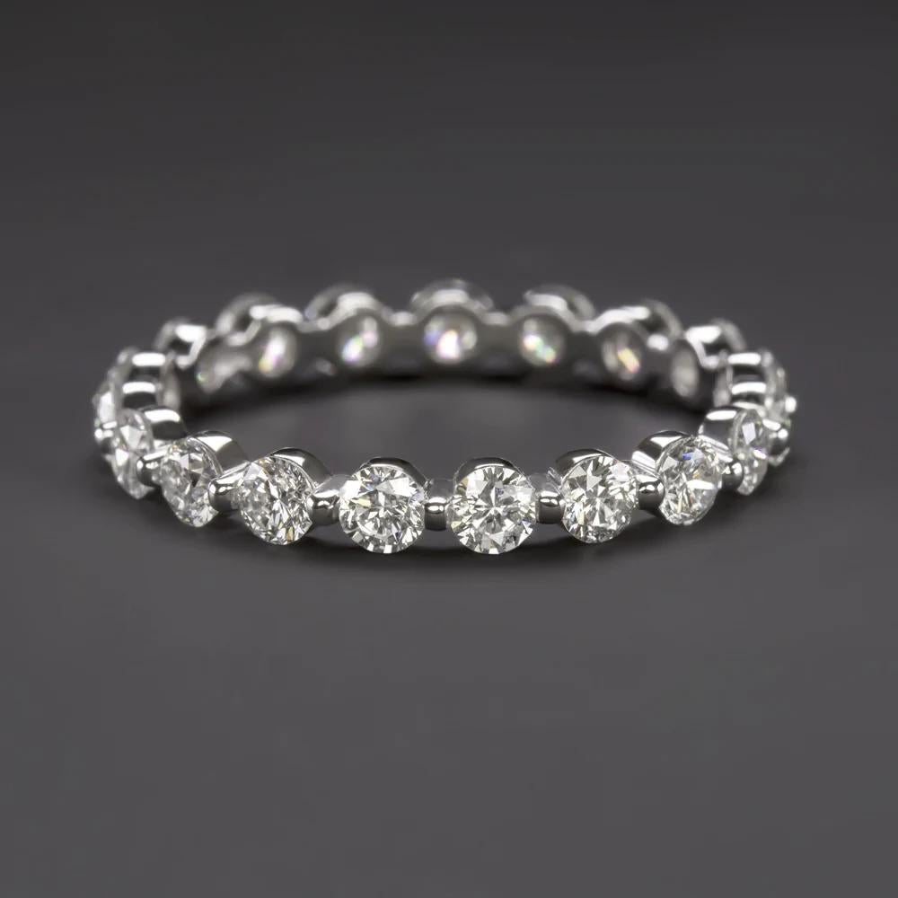  La bague éternité présente environ 1,03 ct de diamants étincelants sertis dans un anneau moderne d'une élégante simplicité. Un design d'éternité complet, les diamants couvrent tout le diamètre de la bague d'un éclat éblouissant. D'un blanc éclatant