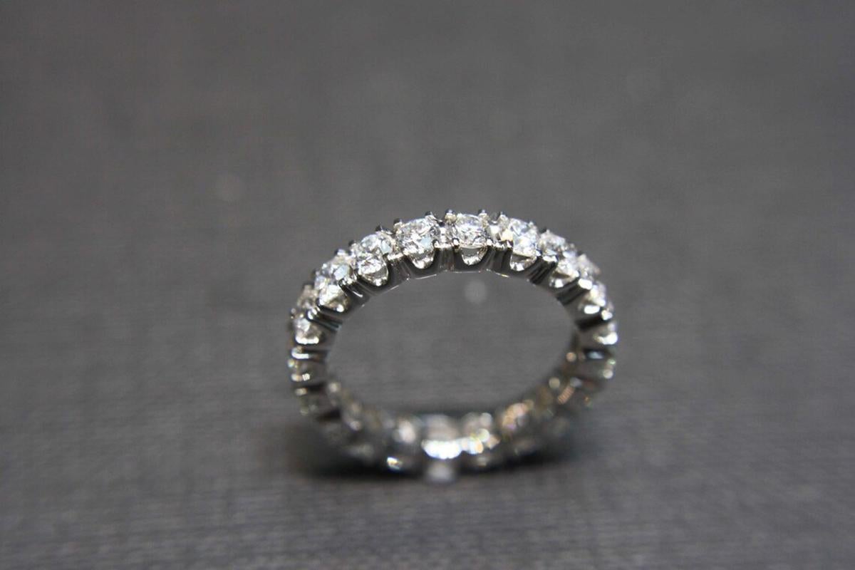 En vente :  Anneau de mariage éternel en or blanc 18 carats avec diamant rond taillé en brillant 3