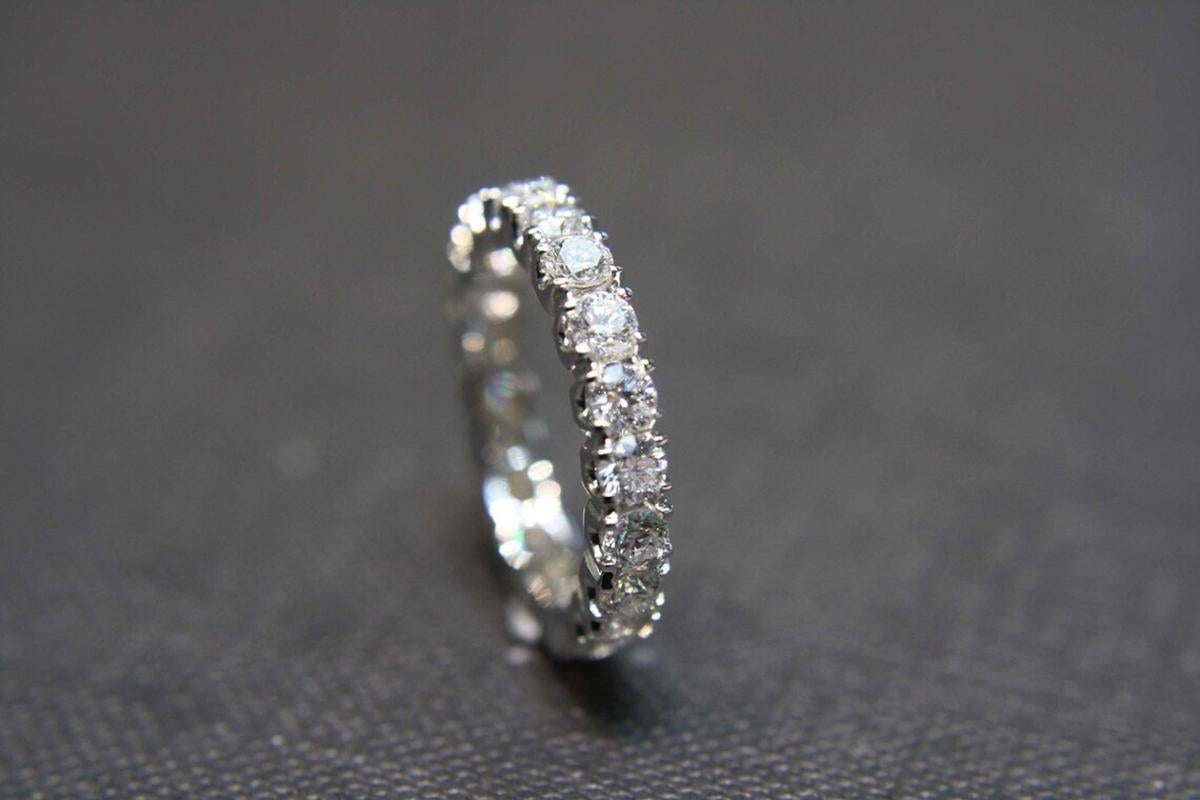 En vente :  Anneau de mariage éternel en or blanc 18 carats avec diamant rond taillé en brillant 5