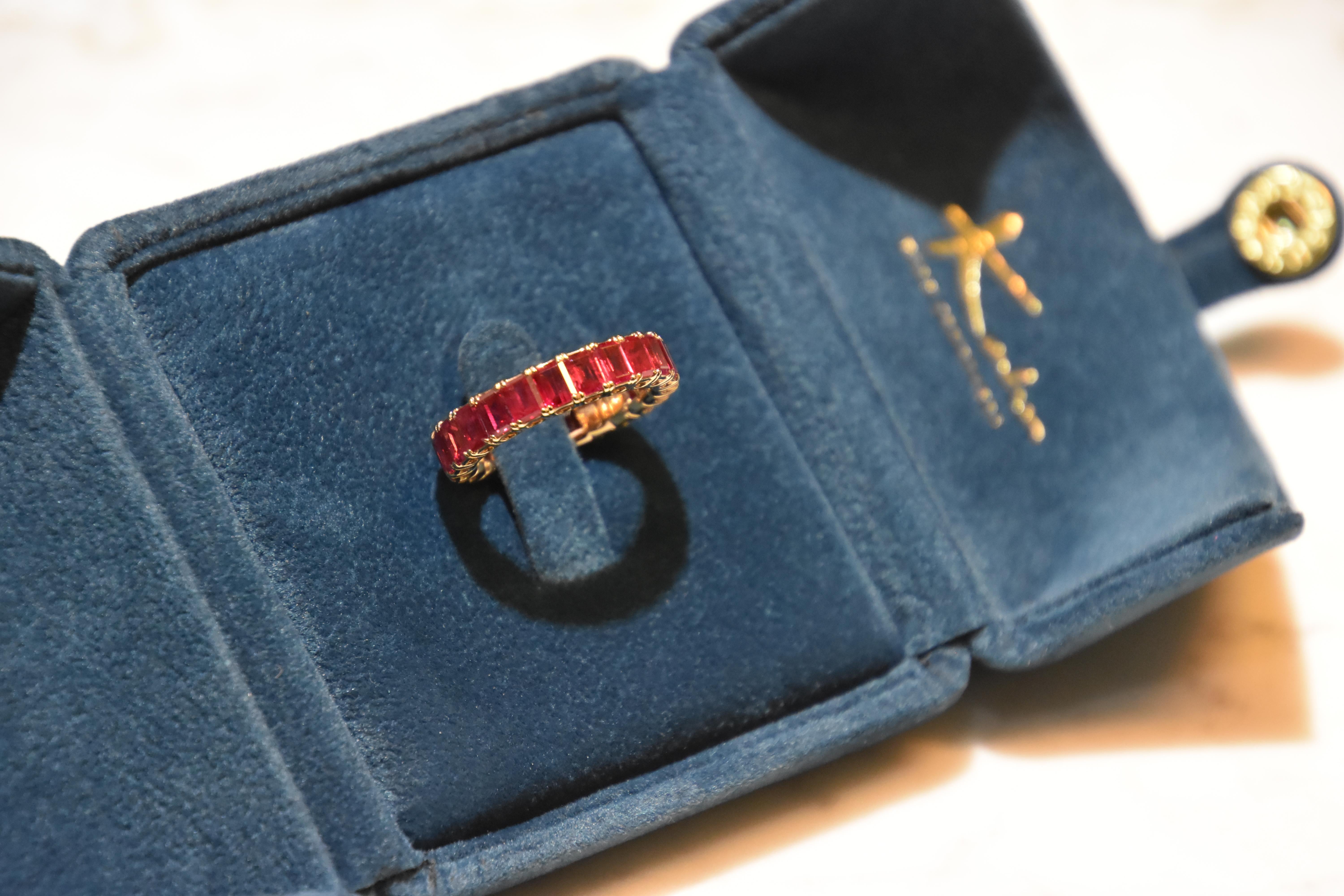 18 Karat Roségold Ewigkeitsring mit Rubin (Smaragdschliff) im Angebot