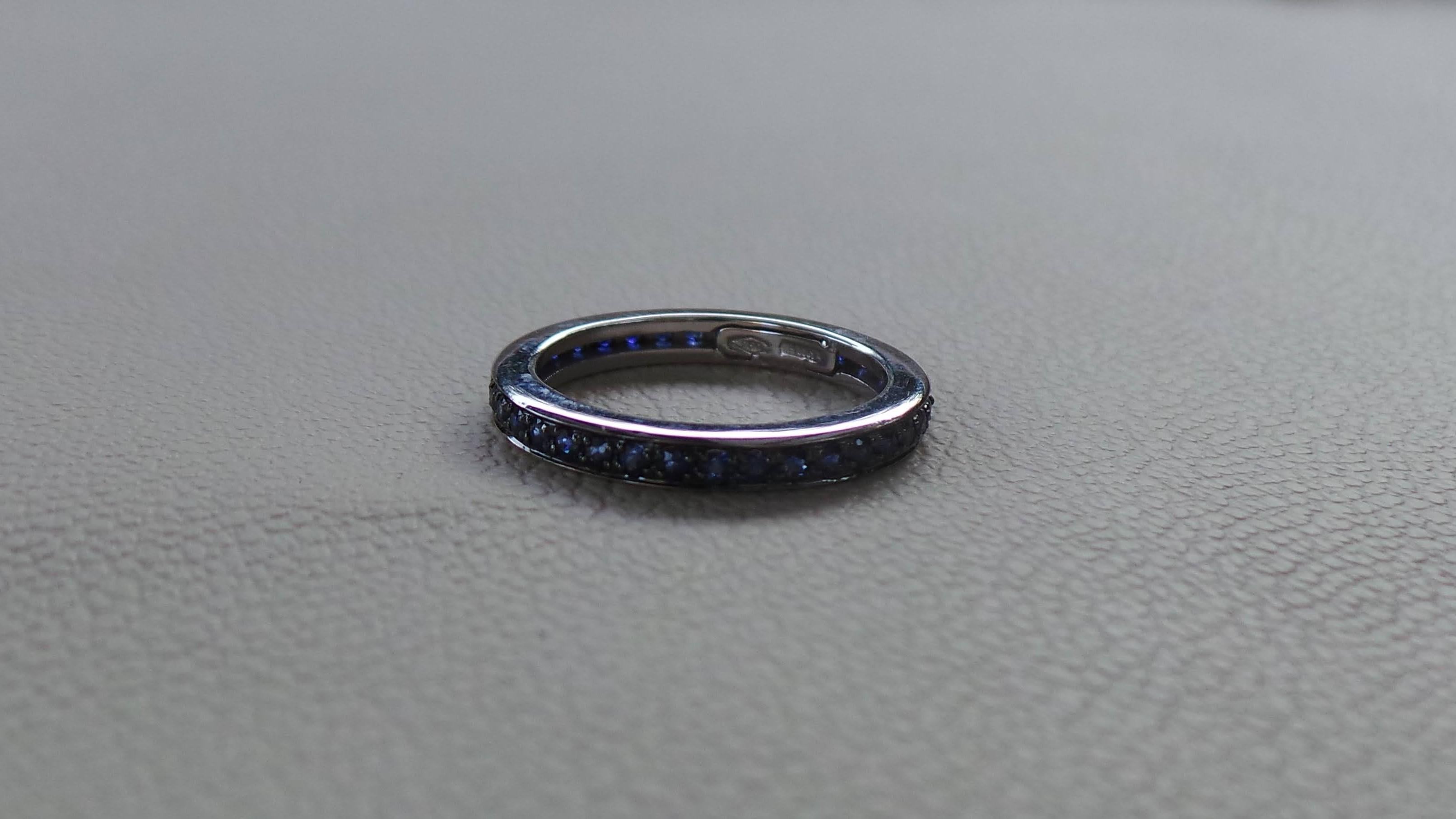 Andrea Macinai design a dedicated collection for stackable rings.  
The eternity ring has sapphires all the way around the band.
Round sapphires cut brillant total 0.80 carats.
We're a workshop so every piece is handmade, customizable and resizable.