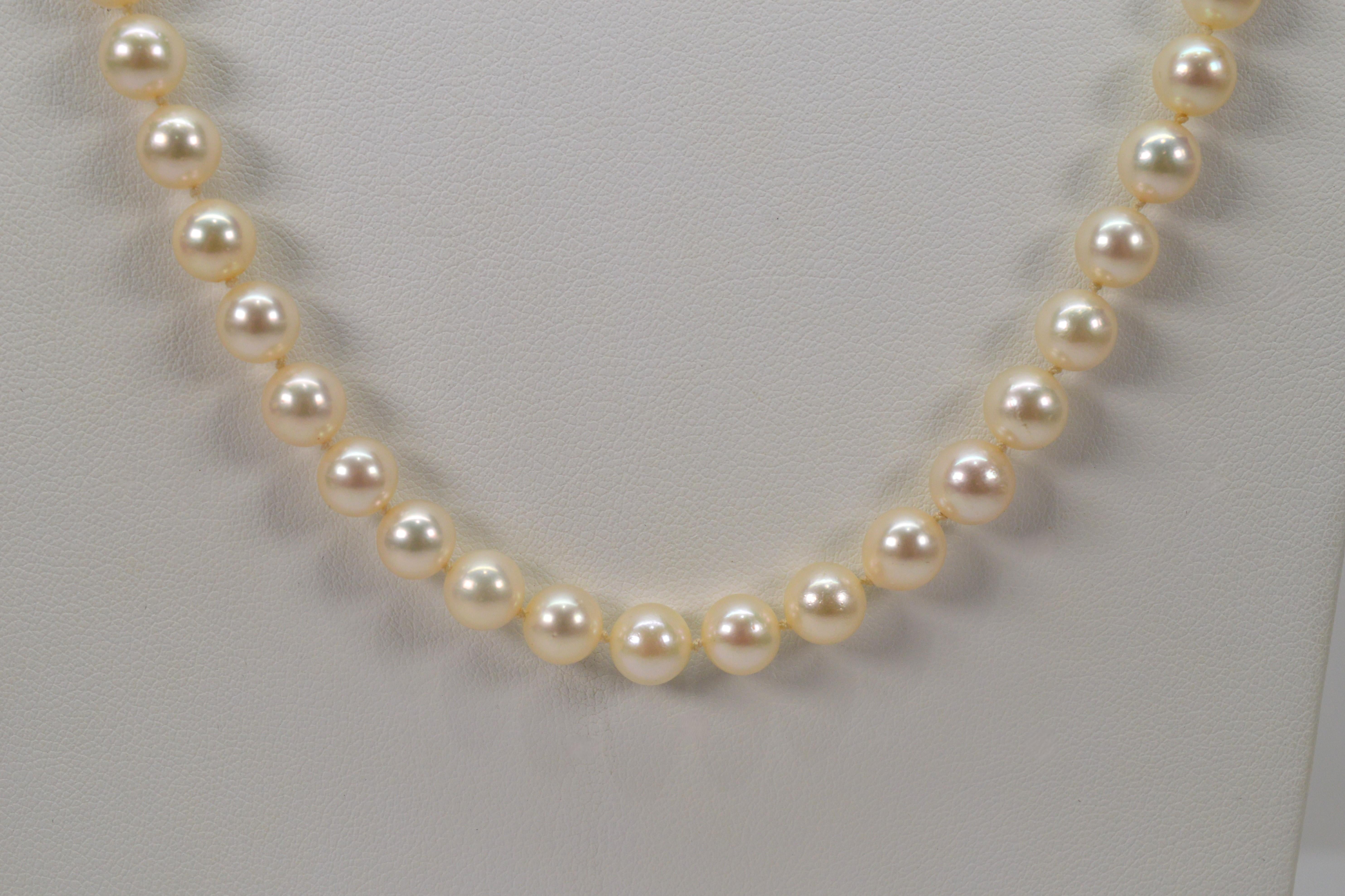 Eternity Strand Lustrous White Pearl Necklace In Excellent Condition For Sale In Mount Kisco, NY