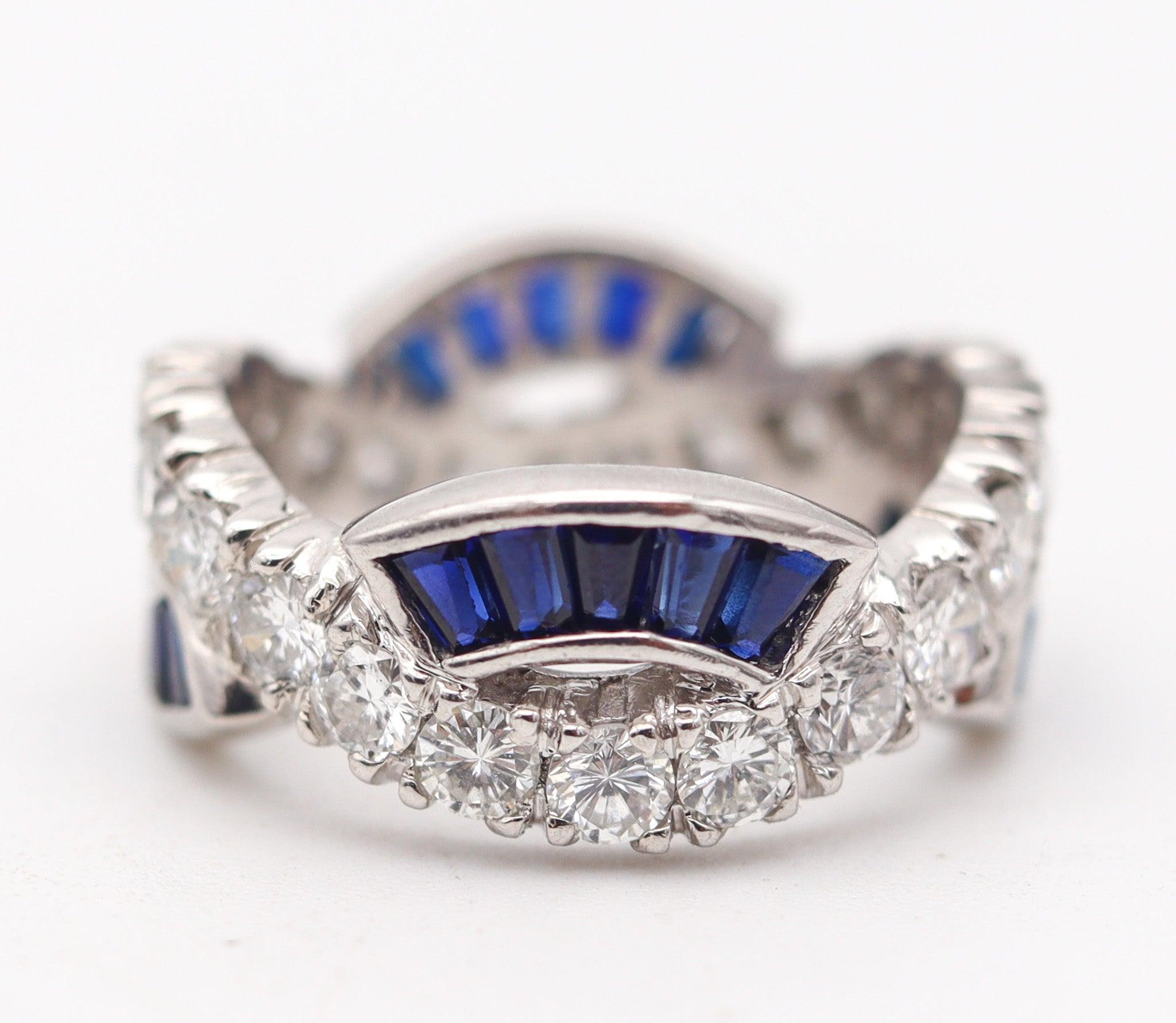ETERNITY Wirbelband aus 18 Karat Weißgold mit 3,48 Karat Diamanten und Saphiren (Brillantschliff) im Angebot