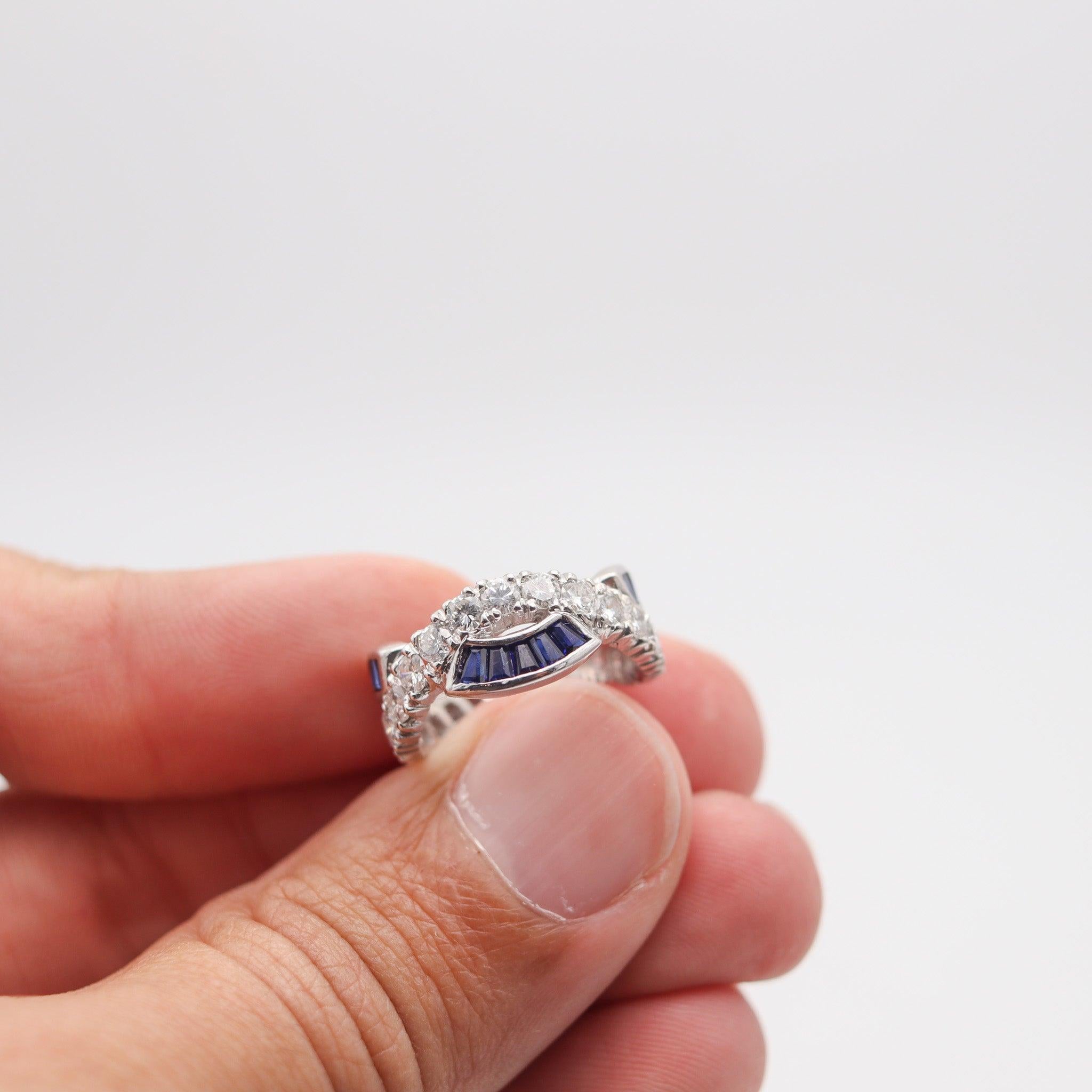 ETERNITY Wirbelband aus 18 Karat Weißgold mit 3,48 Karat Diamanten und Saphiren im Zustand „Hervorragend“ im Angebot in Miami, FL