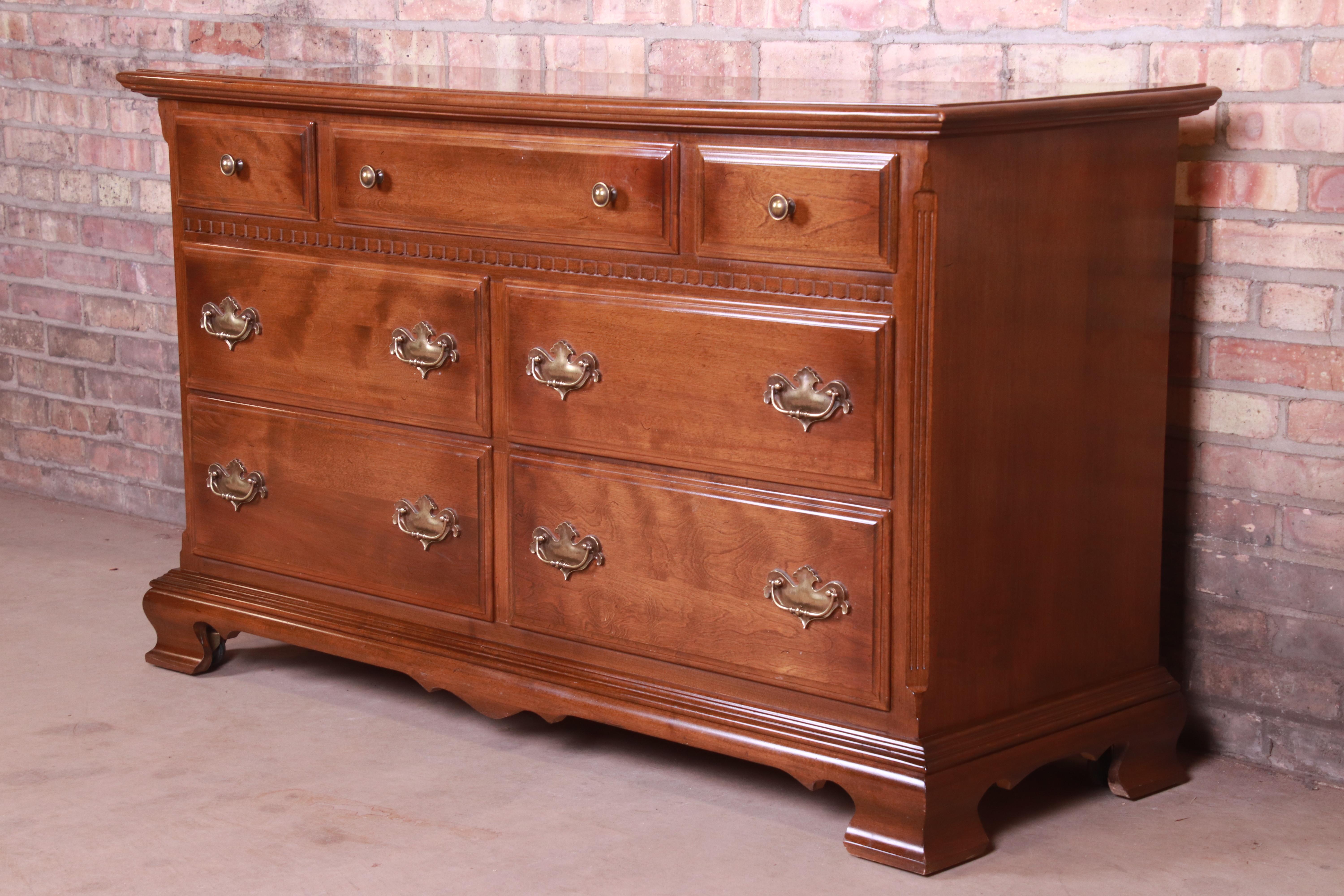 An exceptional American Chippendale style seven-drawer dresser or credenza

By Ethan Allen

USA, circa 1980s

Solid maple, with original brass hardware.

Measures: 56
