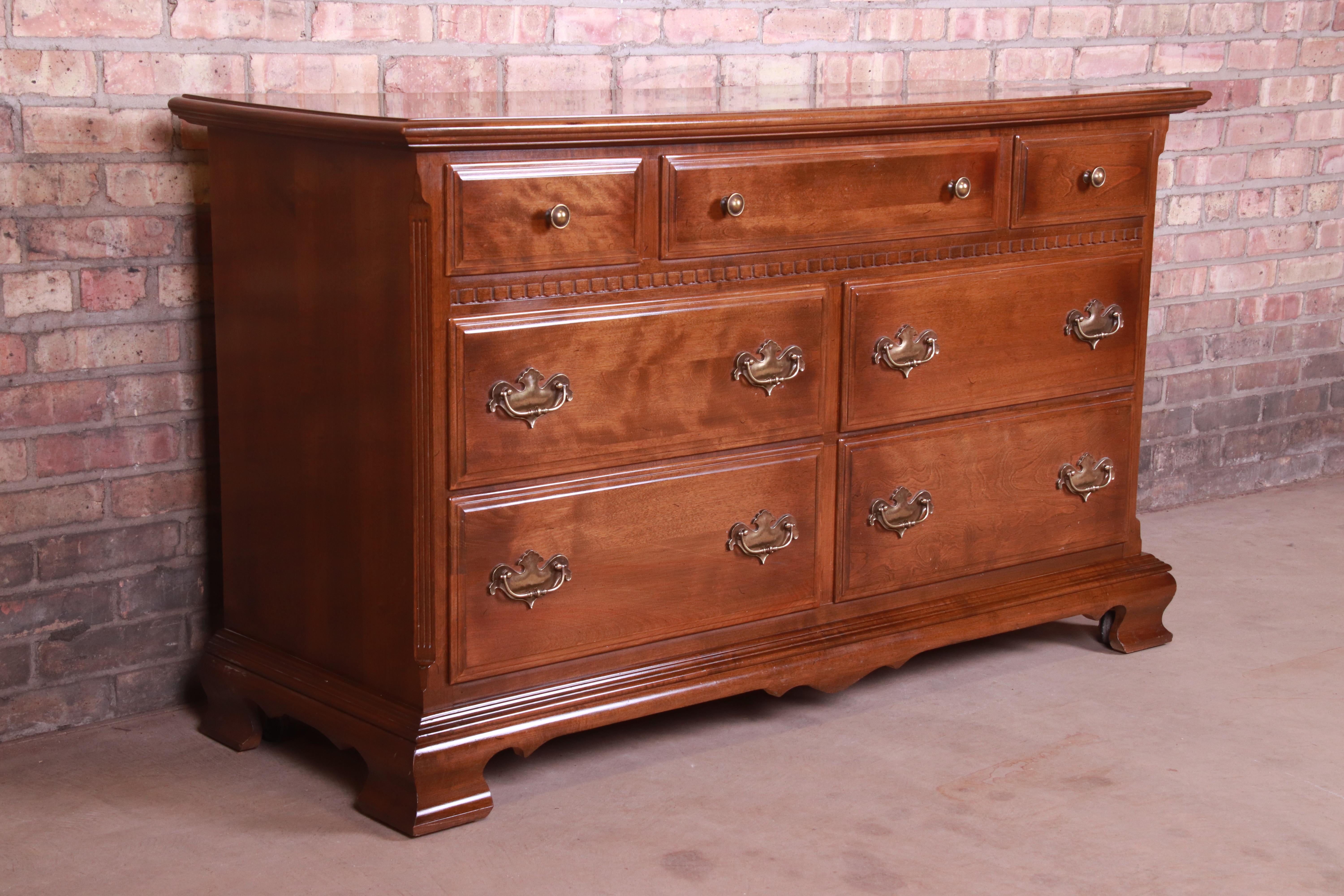Ethan Allen American Chippendale Solid Maple Seven-Drawer Dresser In Good Condition In South Bend, IN