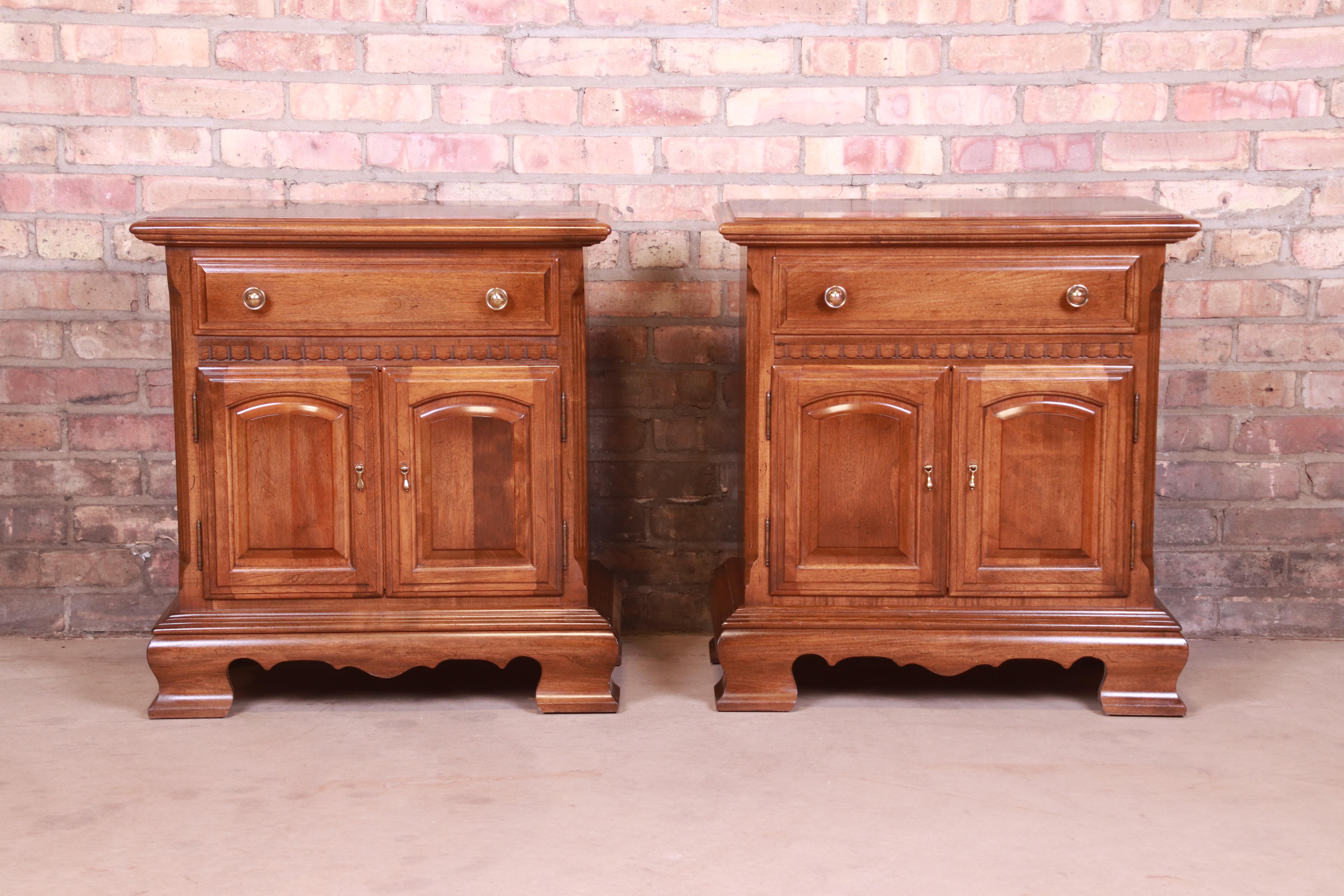 A gorgeous pair of American Colonial or Chippendale style nightstands

By Ethan Allen

USA, circa 1970s

Solid cherry wood, with original brass hardware.

Measures: 24.5