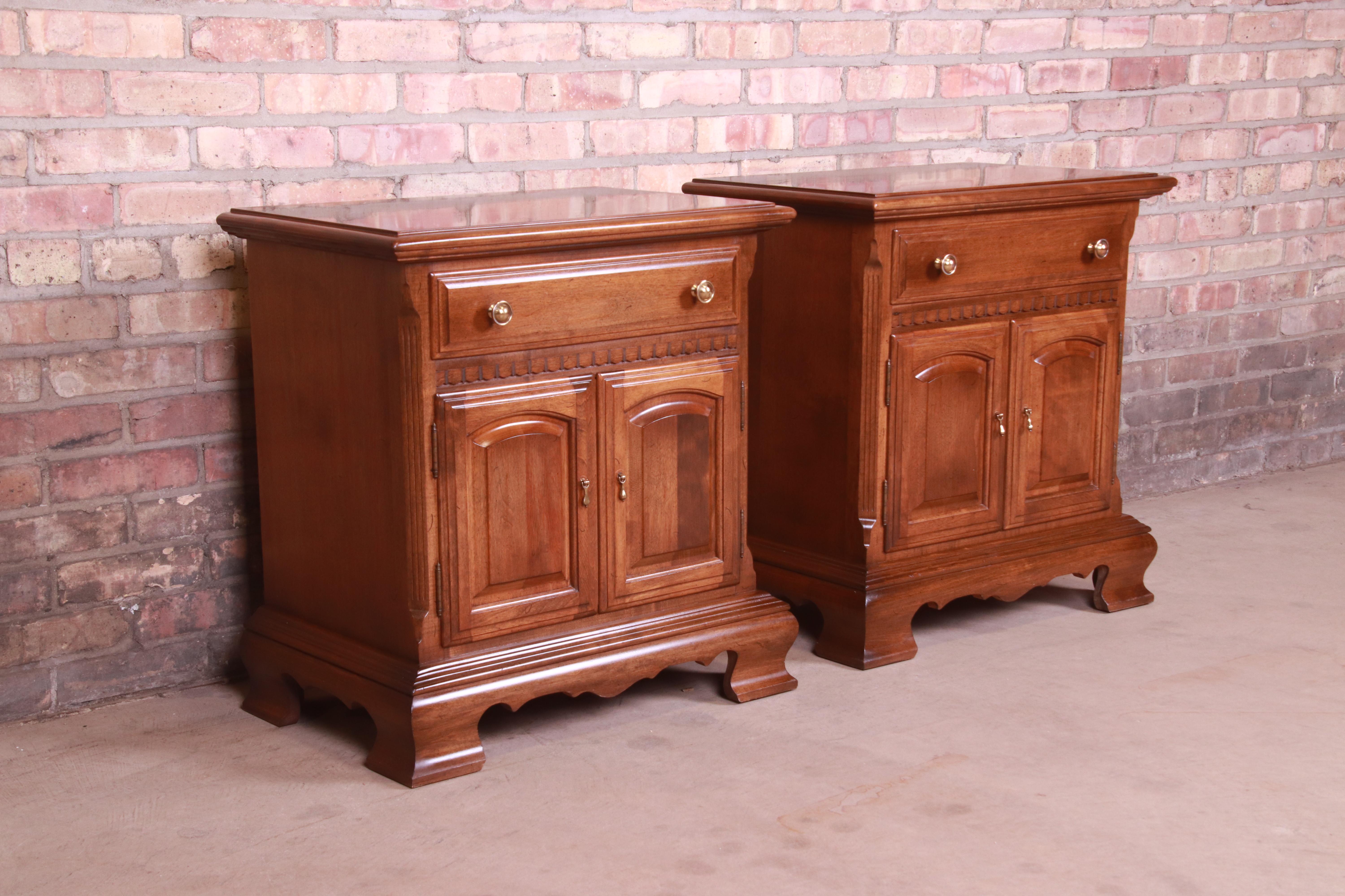 Ethan Allen American Colonial Cherry Wood Nightstands, Pair In Good Condition In South Bend, IN