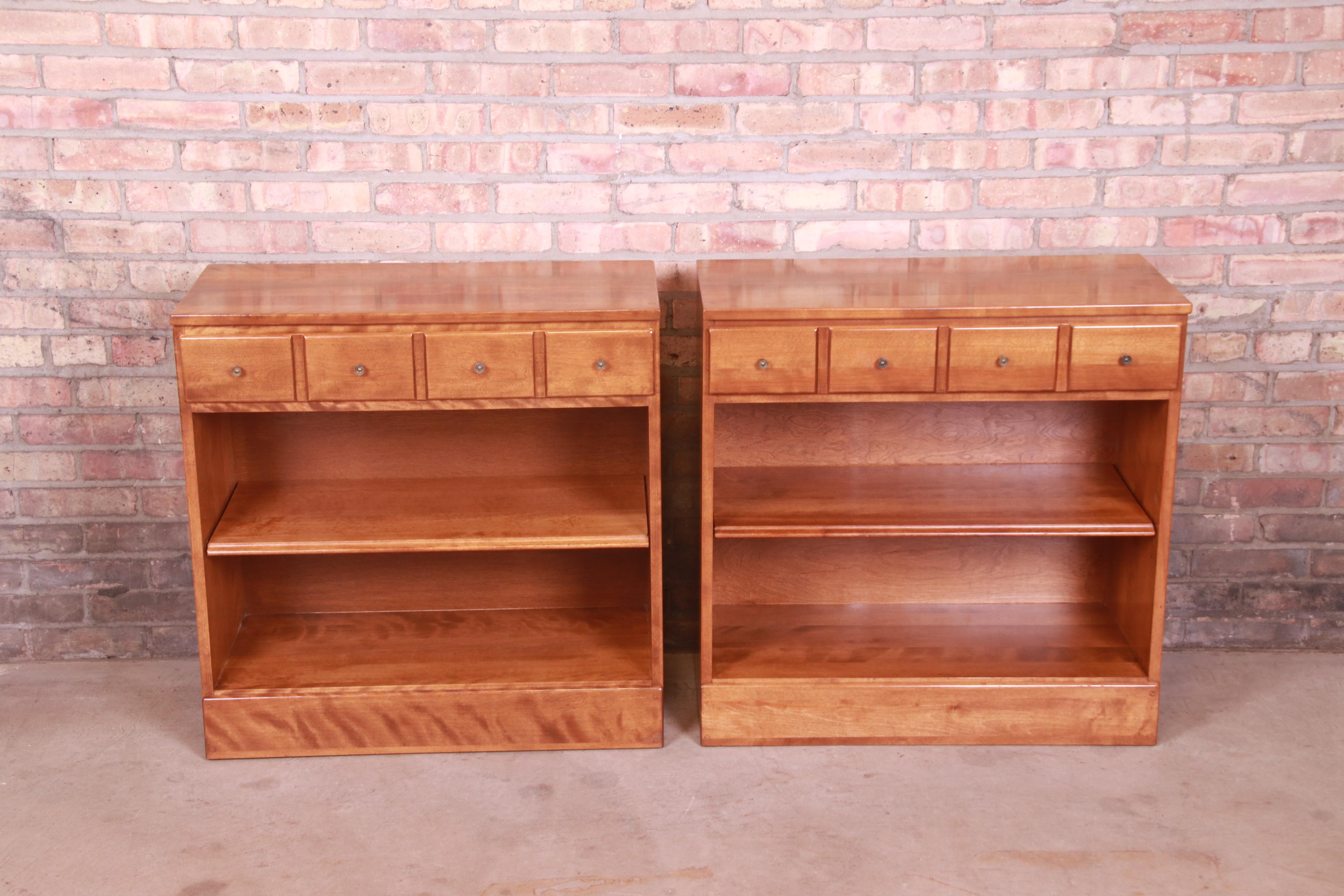 A gorgeous pair of American Colonial style bookcase nightstands

By Ethan Allen

USA, Circa 1950s

Maple, with original brass hardware.

Measures: 30