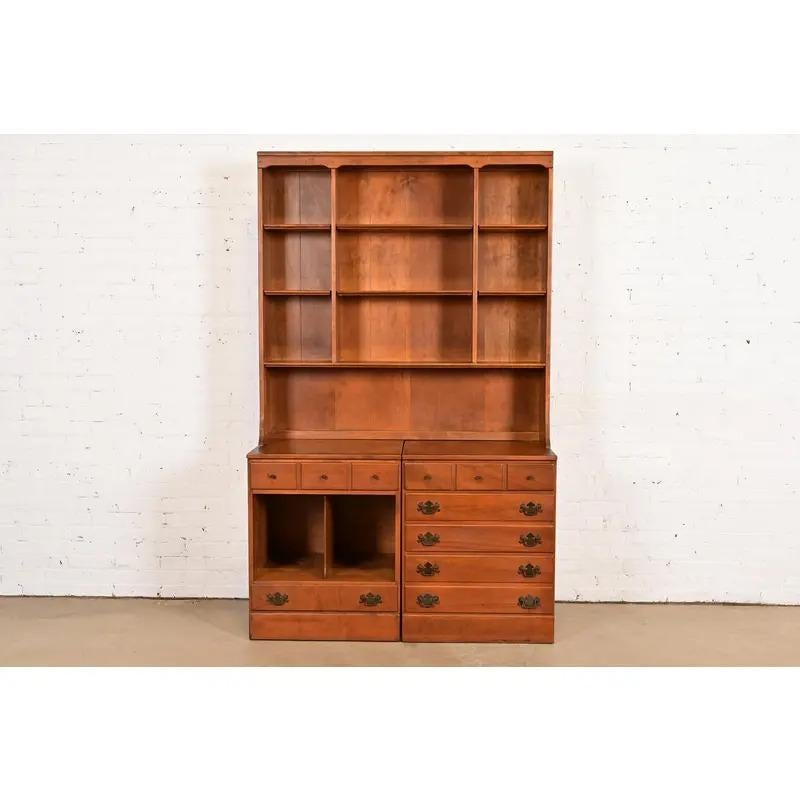 A gorgeous American Colonial or Chippendale style breakfront bookcase cabinet or sideboard with hutch top

USA, 1960s

Solid maple, with original brass hardware.

Measures: 48.25