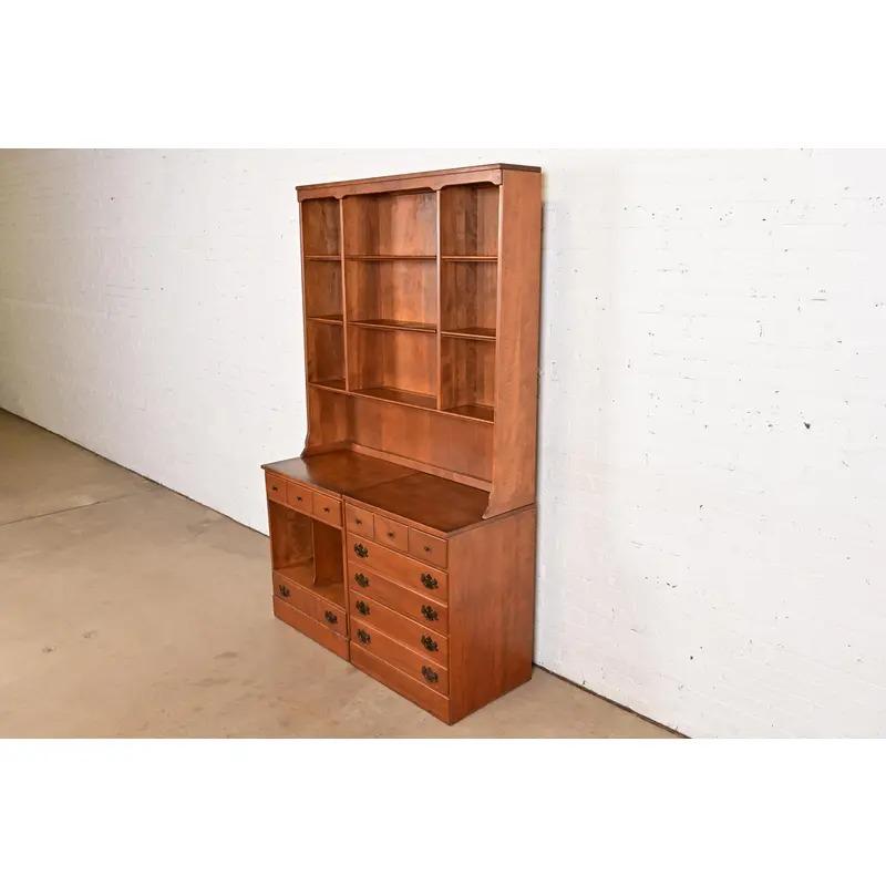American Colonial Solid Maple Breakfront Bookcase Cabinet, 1960s In Good Condition For Sale In South Bend, IN
