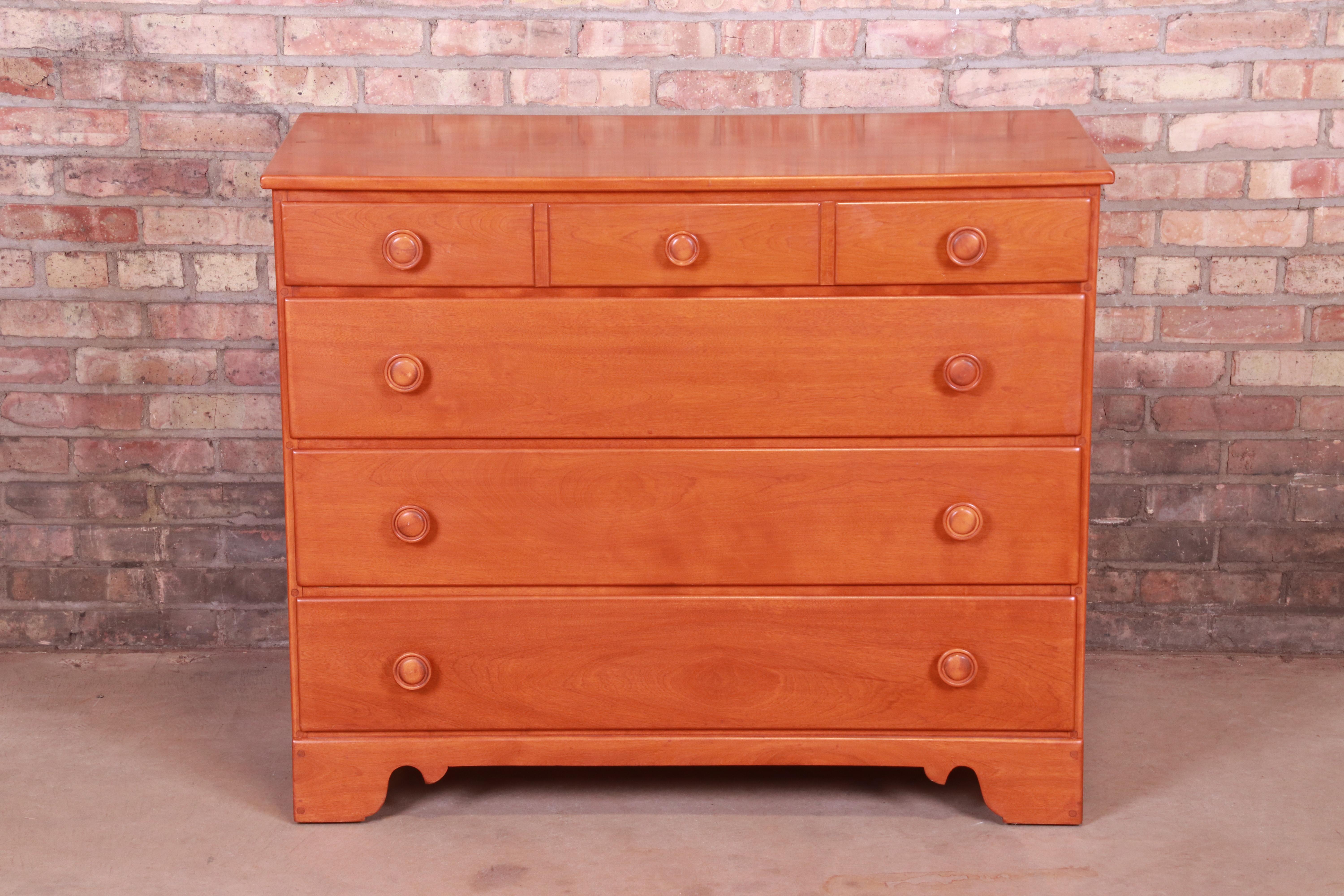 A gorgeous midcentury American Colonial style solid maple four-drawer dresser chest.

By Ethan Allen,

USA, circa 1950s

Measures: 41.63