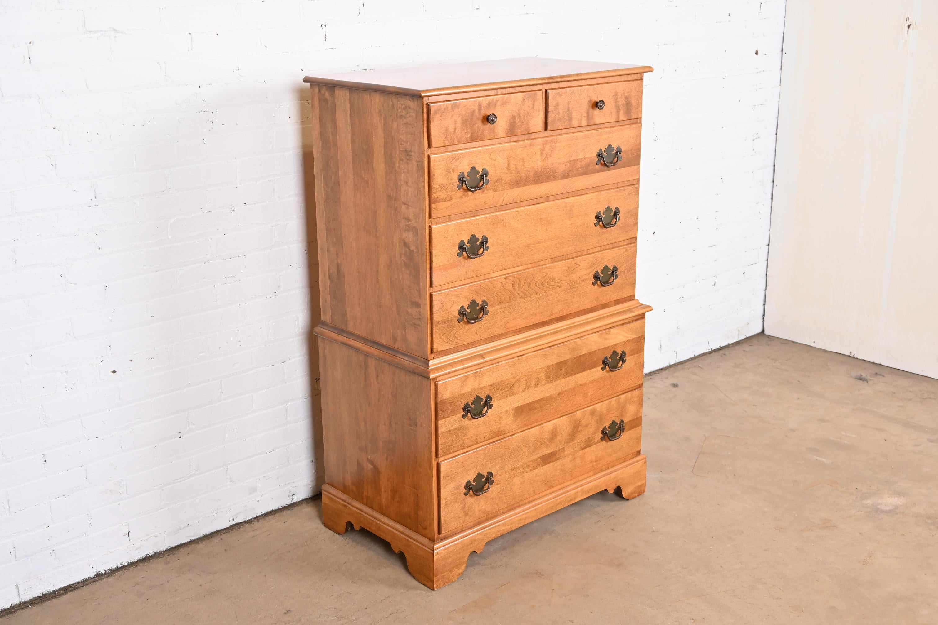 A gorgeous American Colonial style seven-drawer highboy dresser or chest of drawers

By Ethan Allen

USA, Circa 1970s

Solid maple, with original brass hardware.

Measures: 34.5