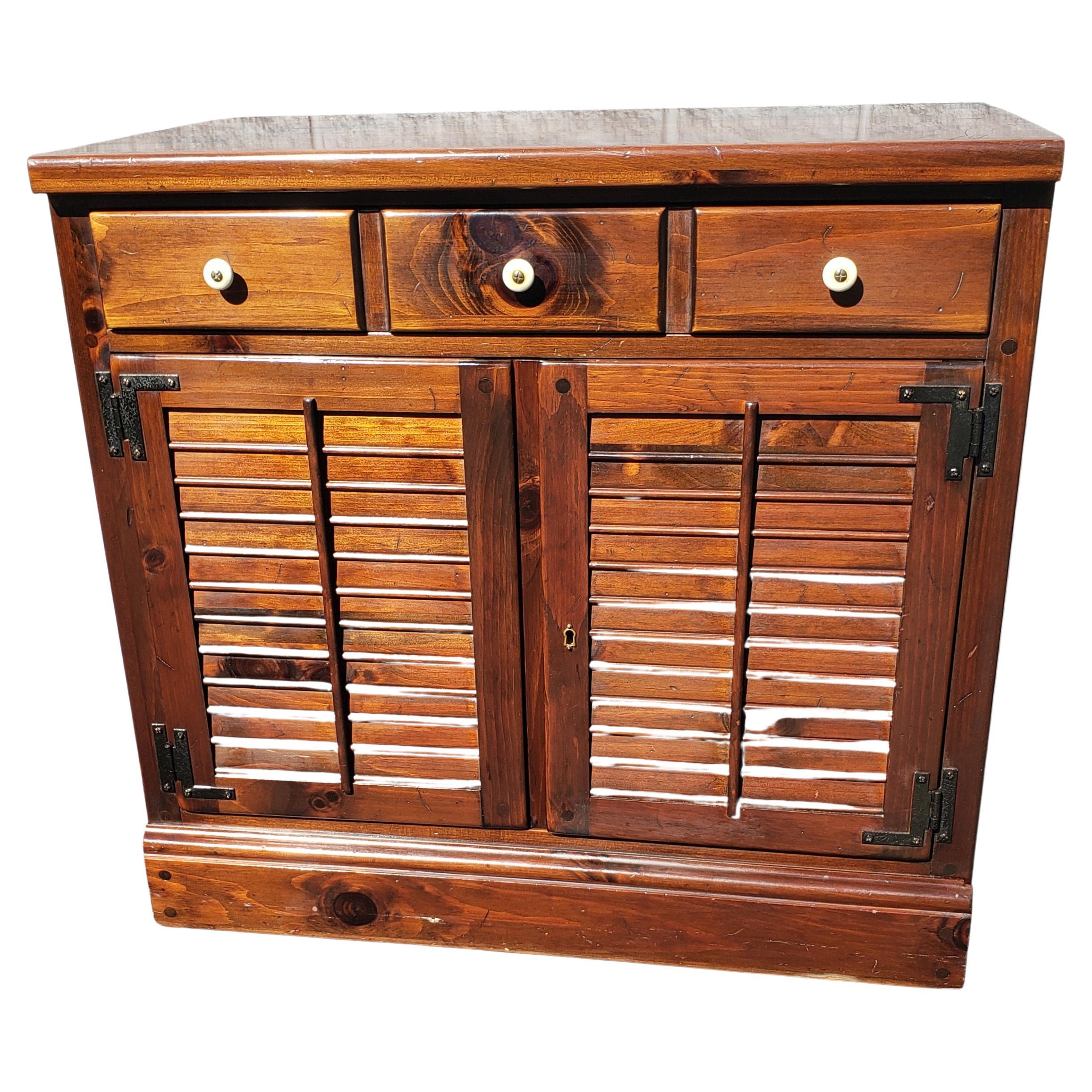 Ethan Allen Antiqued Pine Old Tavern Hutched Cabinet In Good Condition In Germantown, MD