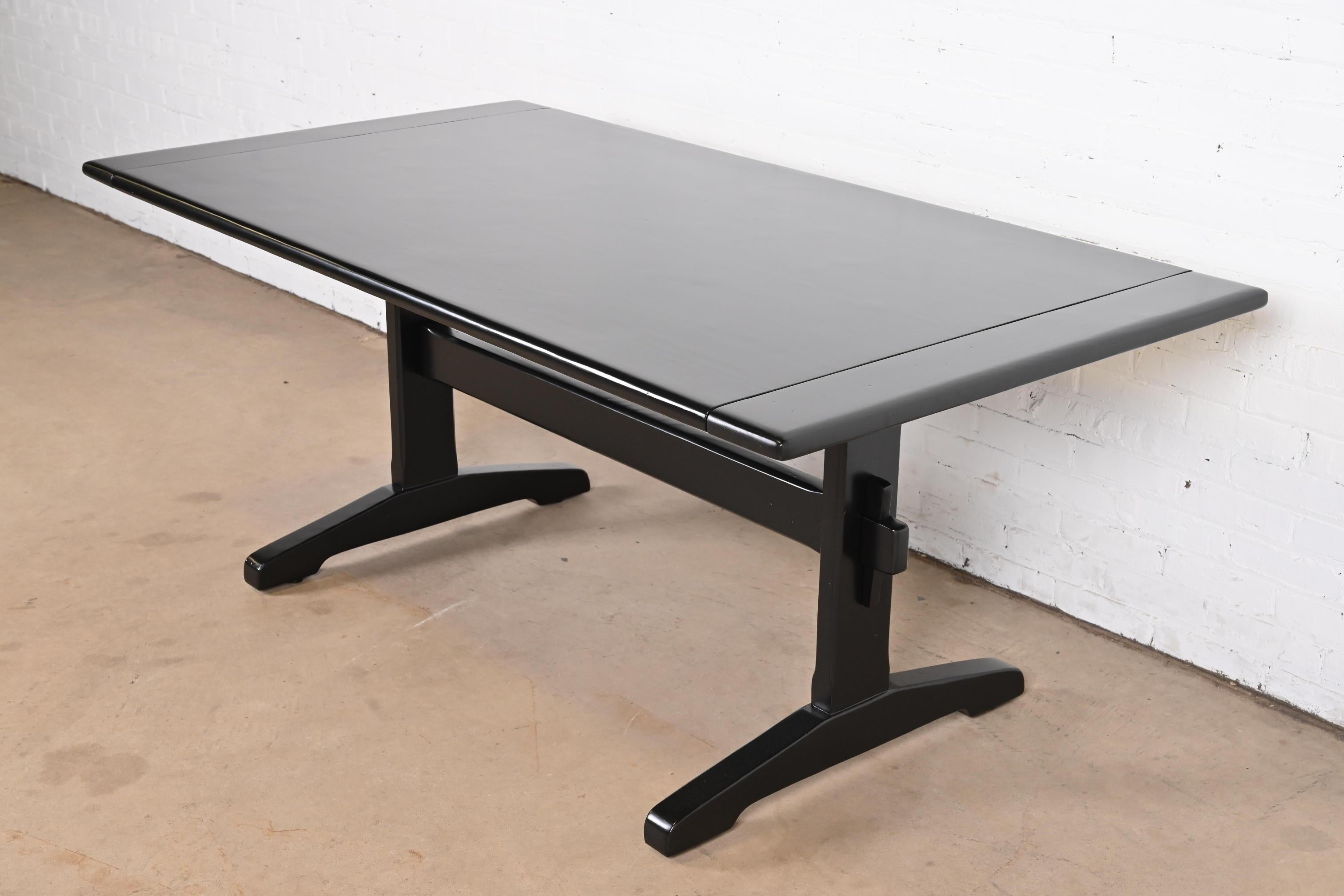 Tavolo da pranzo in stile rustico con base a cavalletto in pino laccato nero di Ethan Allen, rifinito in vendita 5