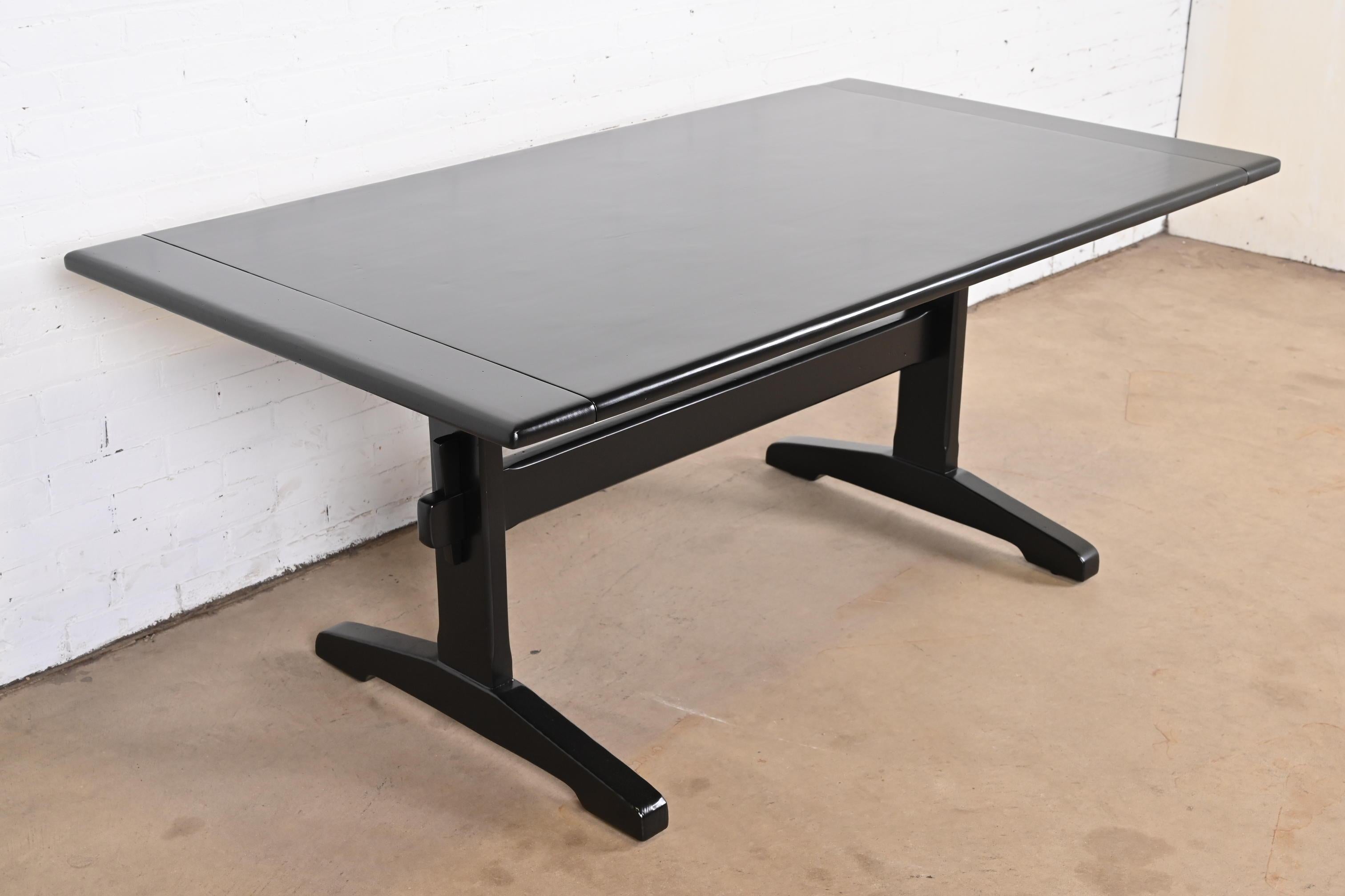 Tavolo da pranzo in stile rustico con base a cavalletto in pino laccato nero di Ethan Allen, rifinito in vendita 7