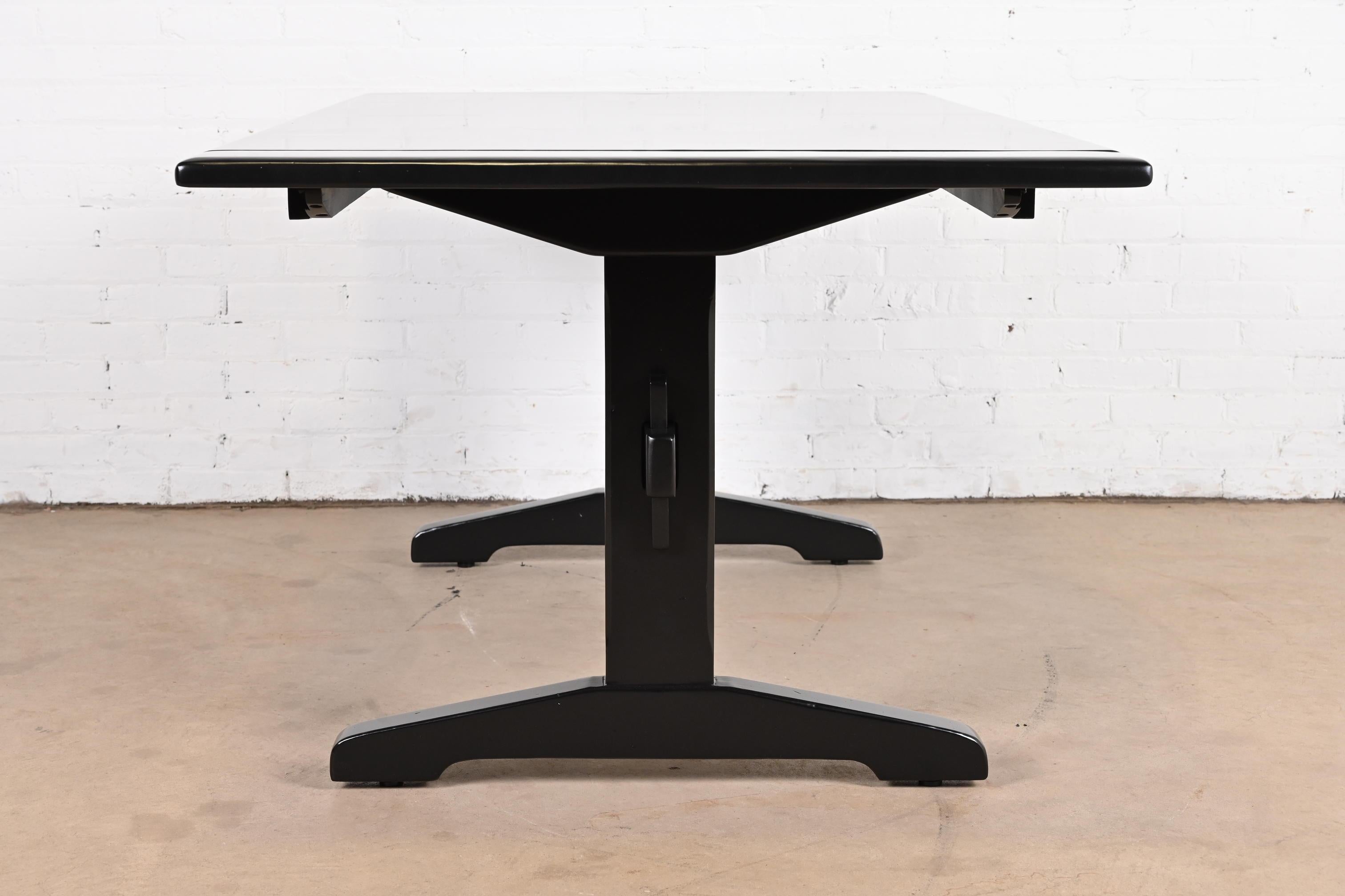 Tavolo da pranzo in stile rustico con base a cavalletto in pino laccato nero di Ethan Allen, rifinito in vendita 10