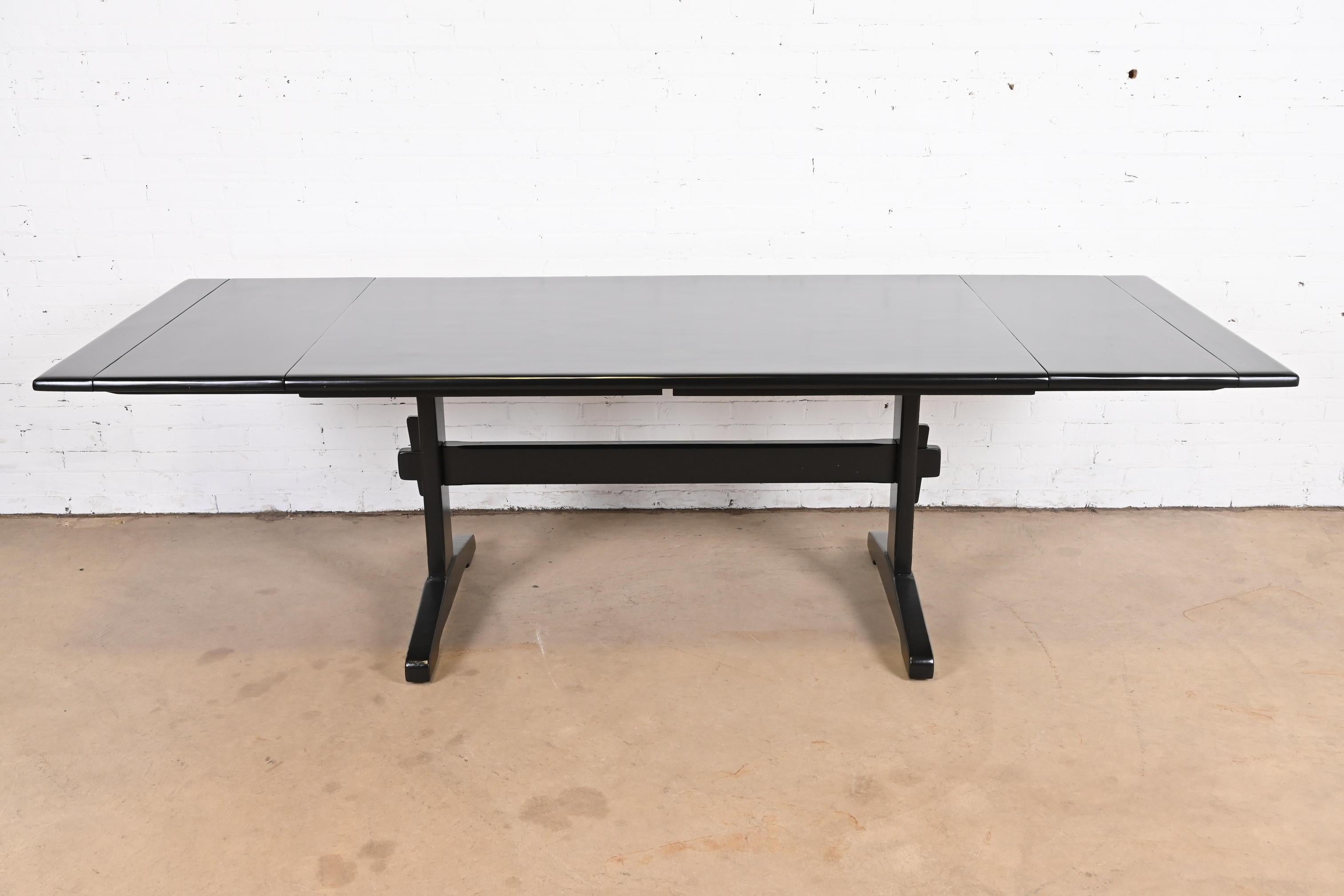 Americano Tavolo da pranzo in stile rustico con base a cavalletto in pino laccato nero di Ethan Allen, rifinito in vendita