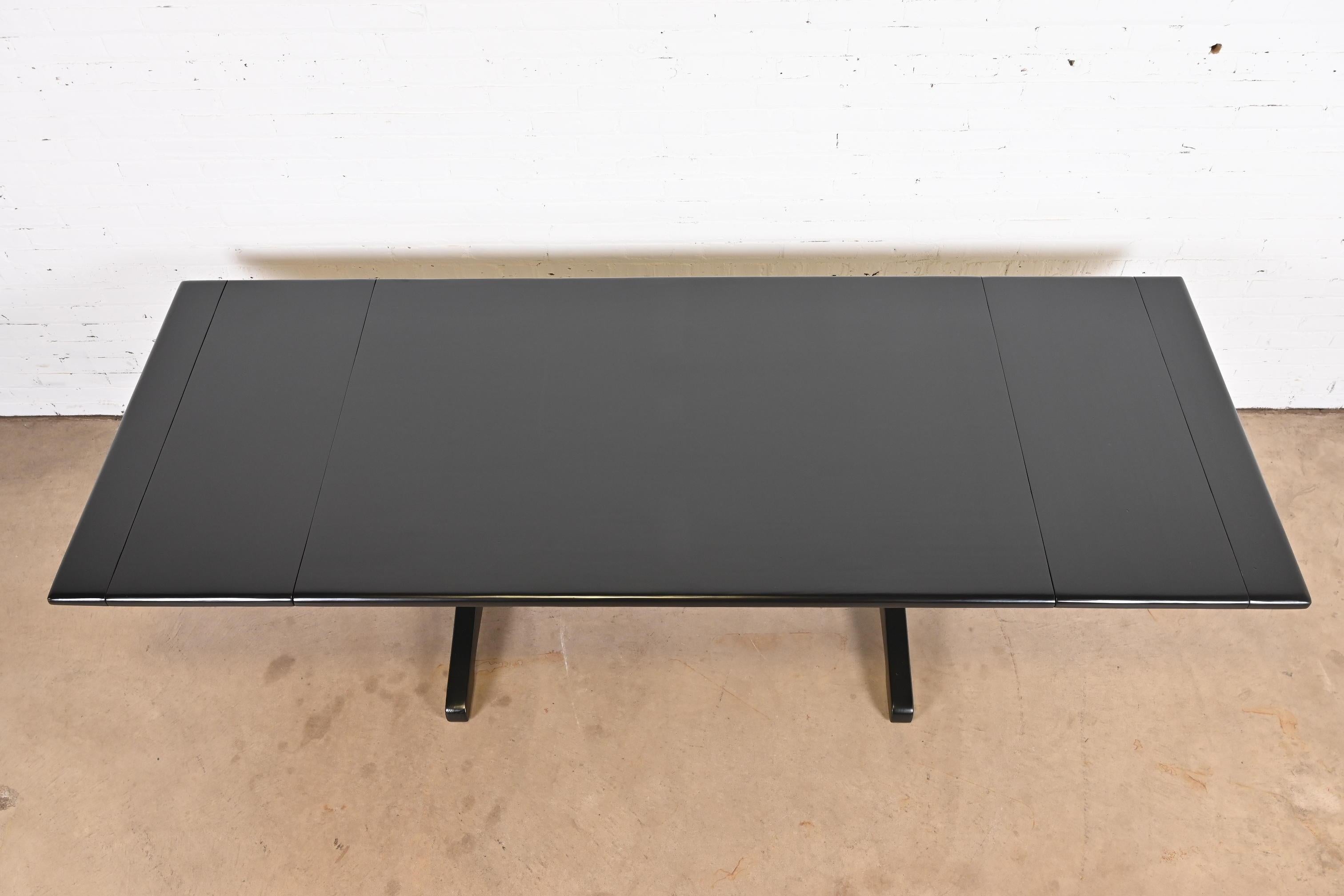 Tavolo da pranzo in stile rustico con base a cavalletto in pino laccato nero di Ethan Allen, rifinito in vendita 1