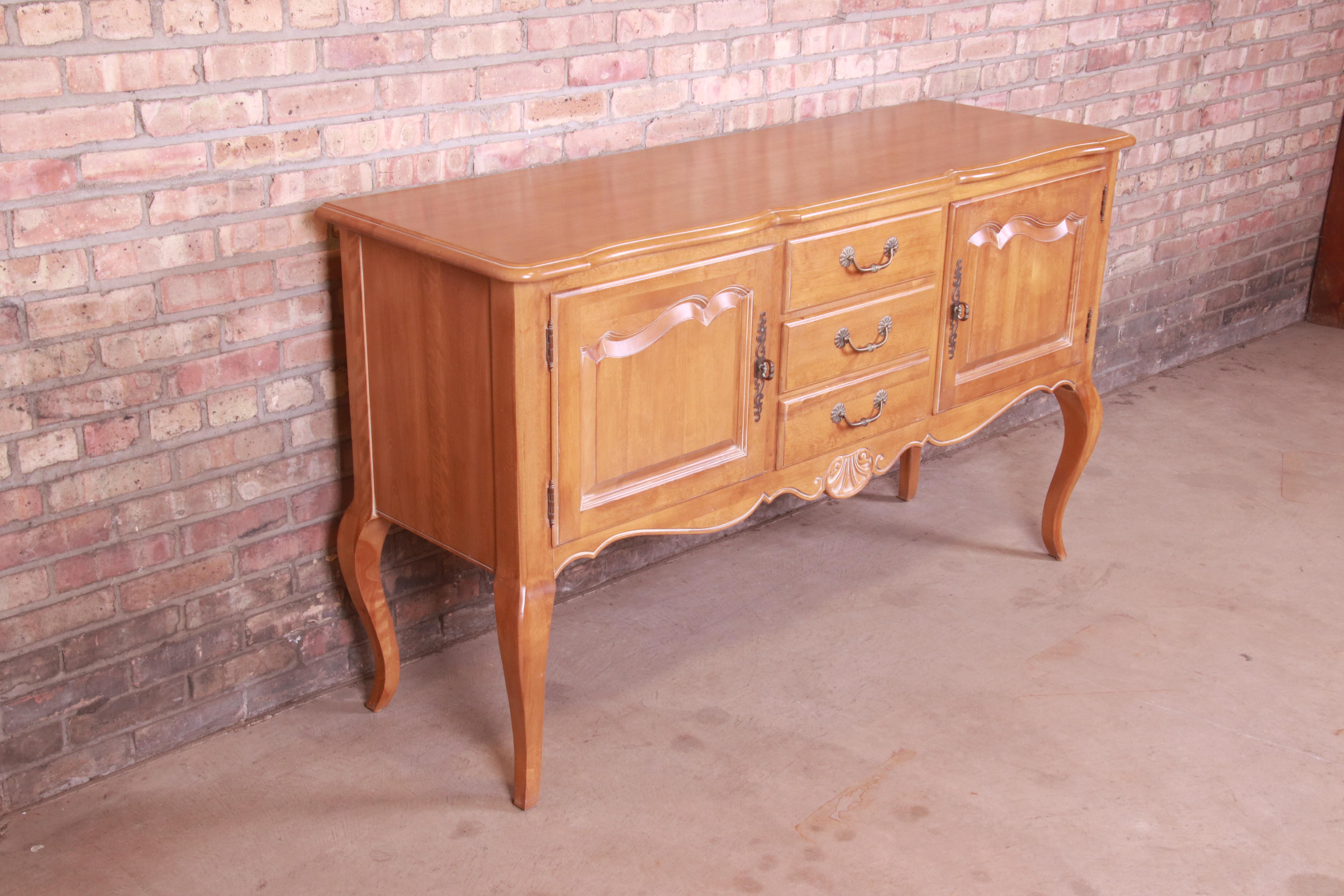 Ethan Allen Country French Carved Solid Birch Sideboard Credenza In Good Condition In South Bend, IN