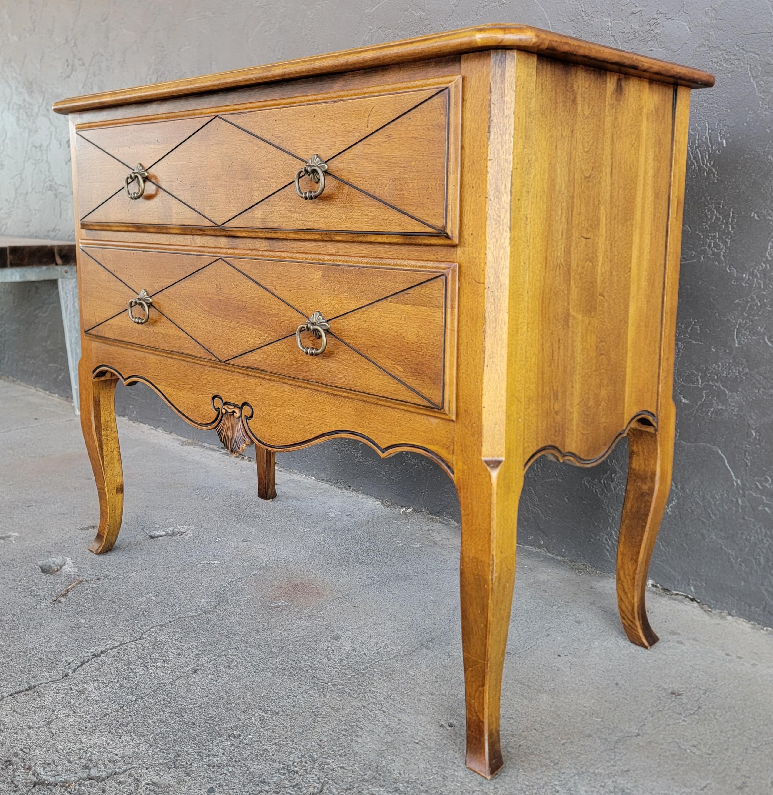 Ein hübscher Server oder eine Kredenz von Ethan Allen. Markenzeichen des Herstellers auf der Innenseite der Schublade. Hervorragende Originallackierung. Durchgängige Qualität mit Schwalbenschwanz-Konstruktion und Schubladen aus massivem