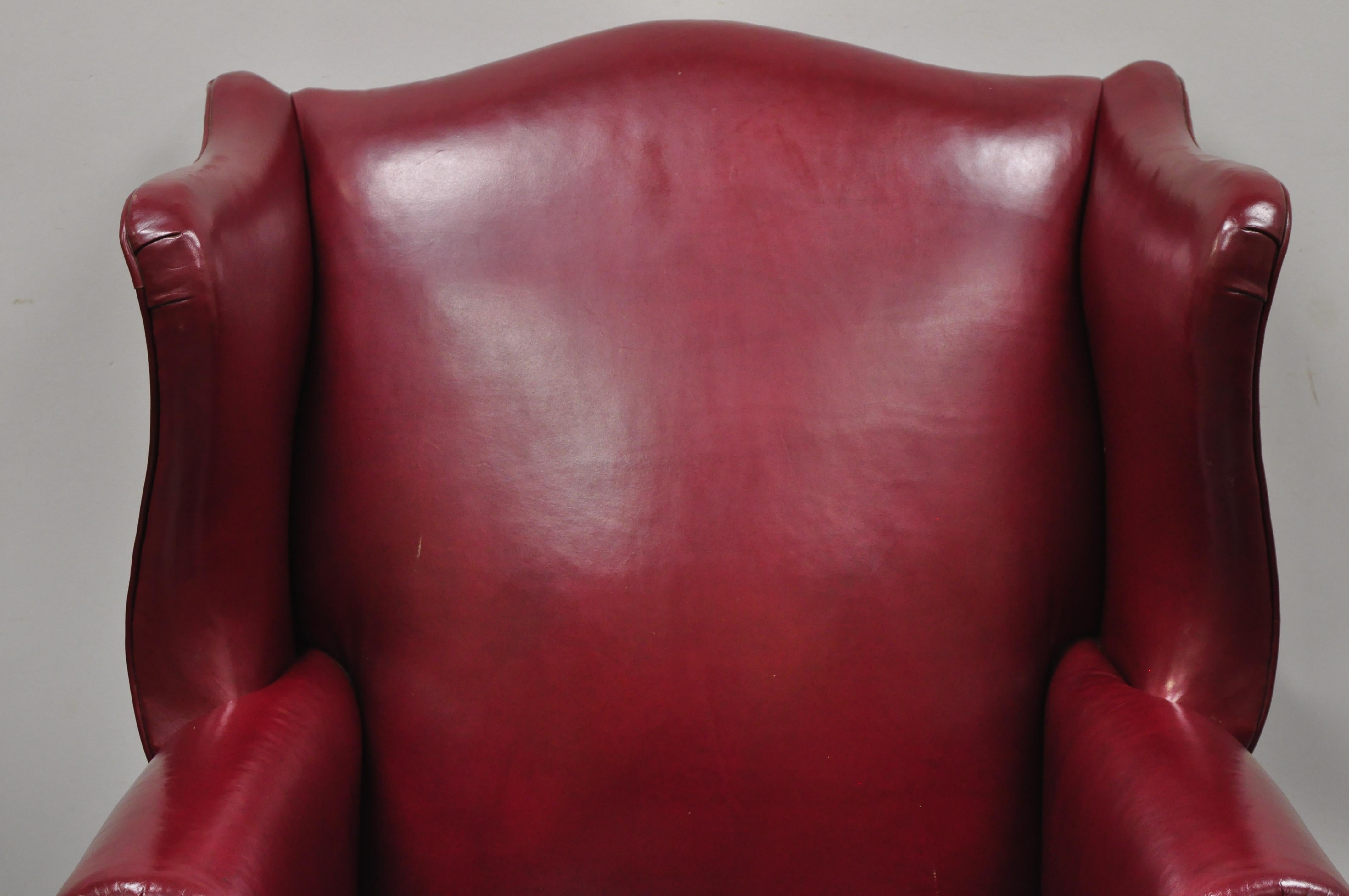 Ethan Allen English Georgian Burgundy Red Leder Wingback Lounge Chair Ottoman im Zustand „Gut“ in Philadelphia, PA