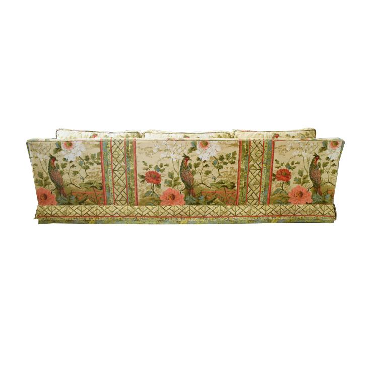 Ethan Allen Floral Chinoiserie Daunen gefüllte Pfau Sofa mit Low Back Deep Seats im Zustand „Relativ gut“ in Oklahoma City, OK