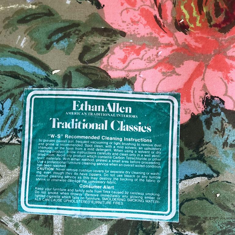 Ethan Allen Floral Chinoiserie Daunen gefüllte Pfau Sofa mit Low Back Deep Seats (Polyester)