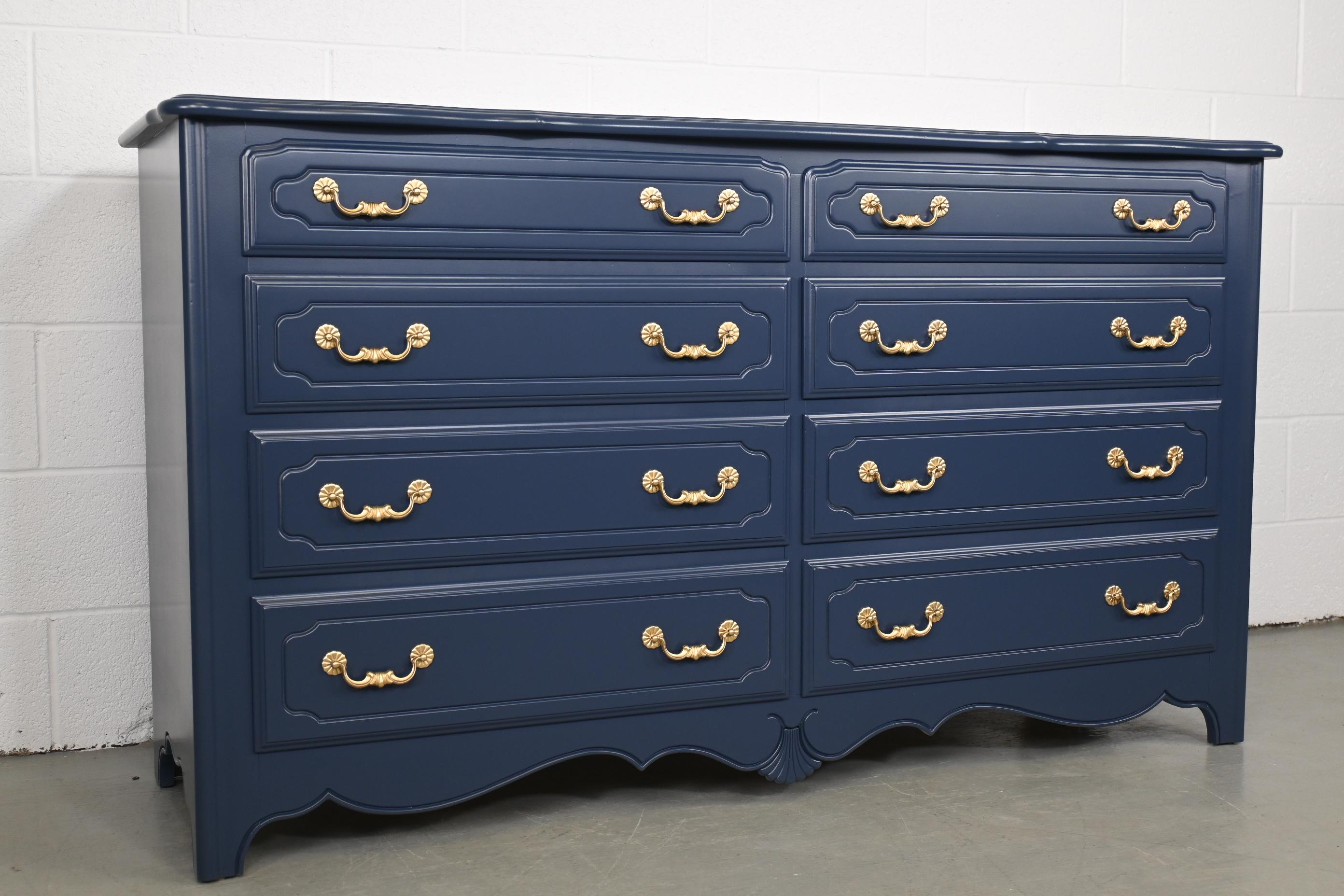 Ethan Allen French country navy lacquered eight drawer dresser

Ethan Allen, USA, 1993

Measures: 60 Wide x 19.5 Deep x 34.25 High

French Country style eight drawer dresser refinished in Sherwin Williams Naval lacquer with gold