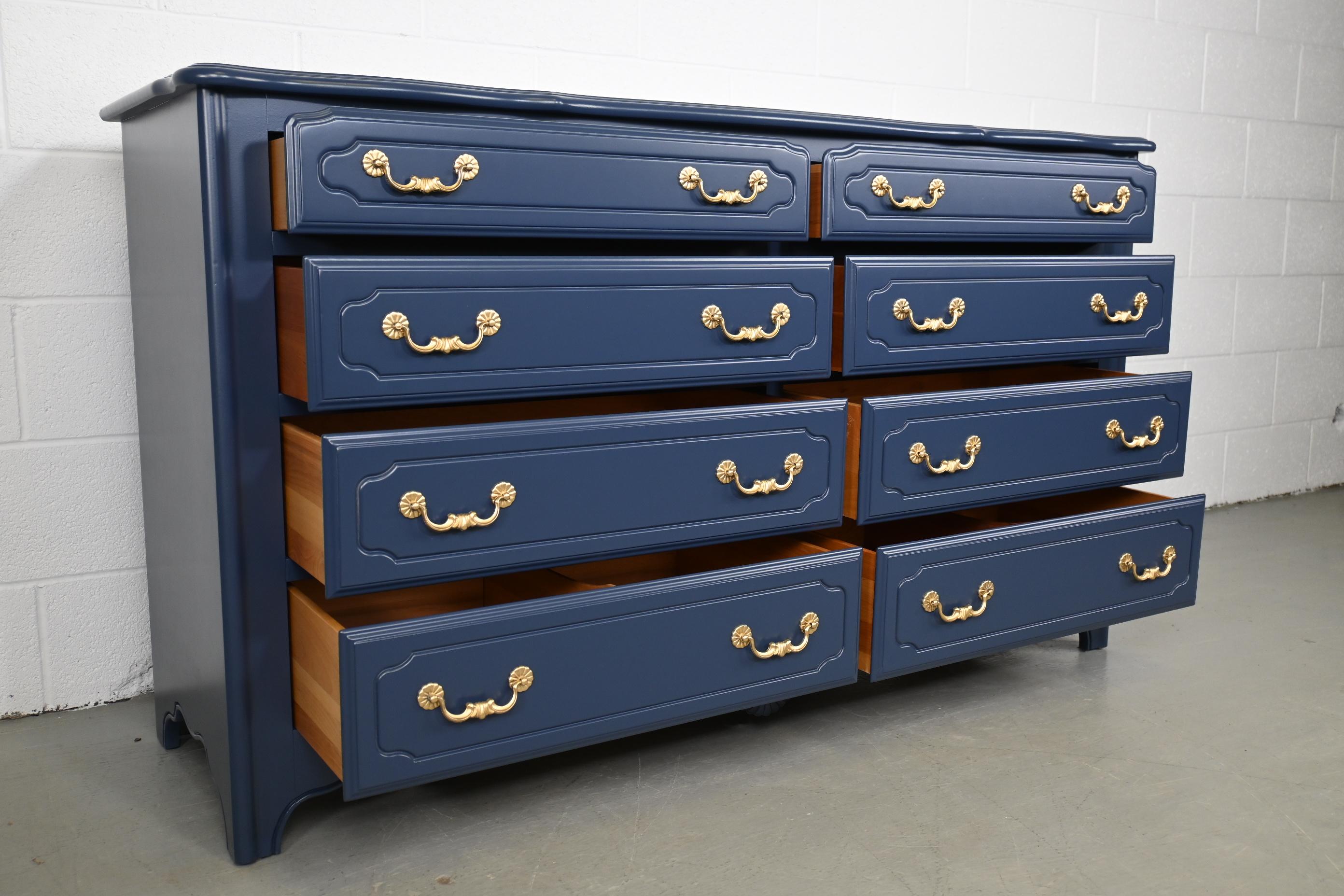 Ethan Allen French Country Navy Dresser In Excellent Condition In Morgan, UT
