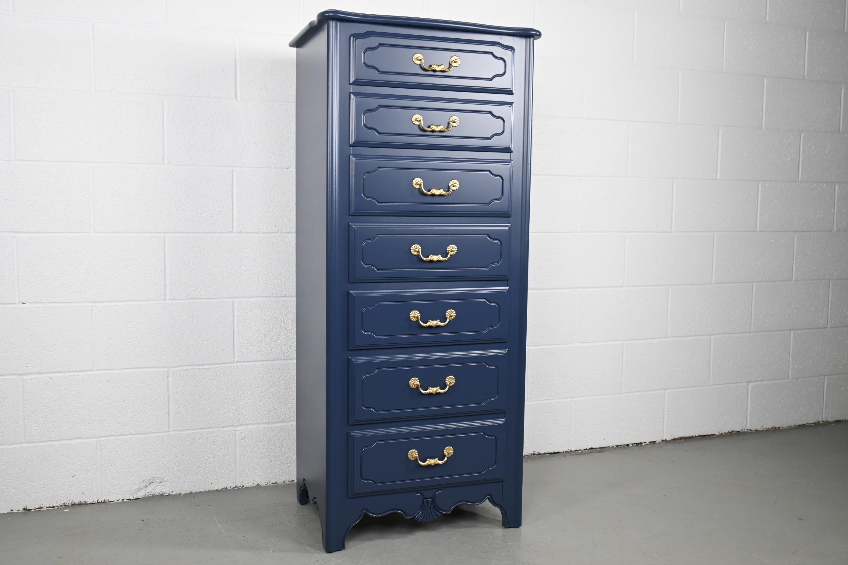 Ethan Allen French Country Navy Lacquered Seven Drawer Lingerie Chest of Drawers

Ethan Allen, USA, 1993

Measures: 24 Wide x 17.25 Deep x 54.5 High

French Country style seven drawer chest of drawer refinished in navy blue lacquer with gold