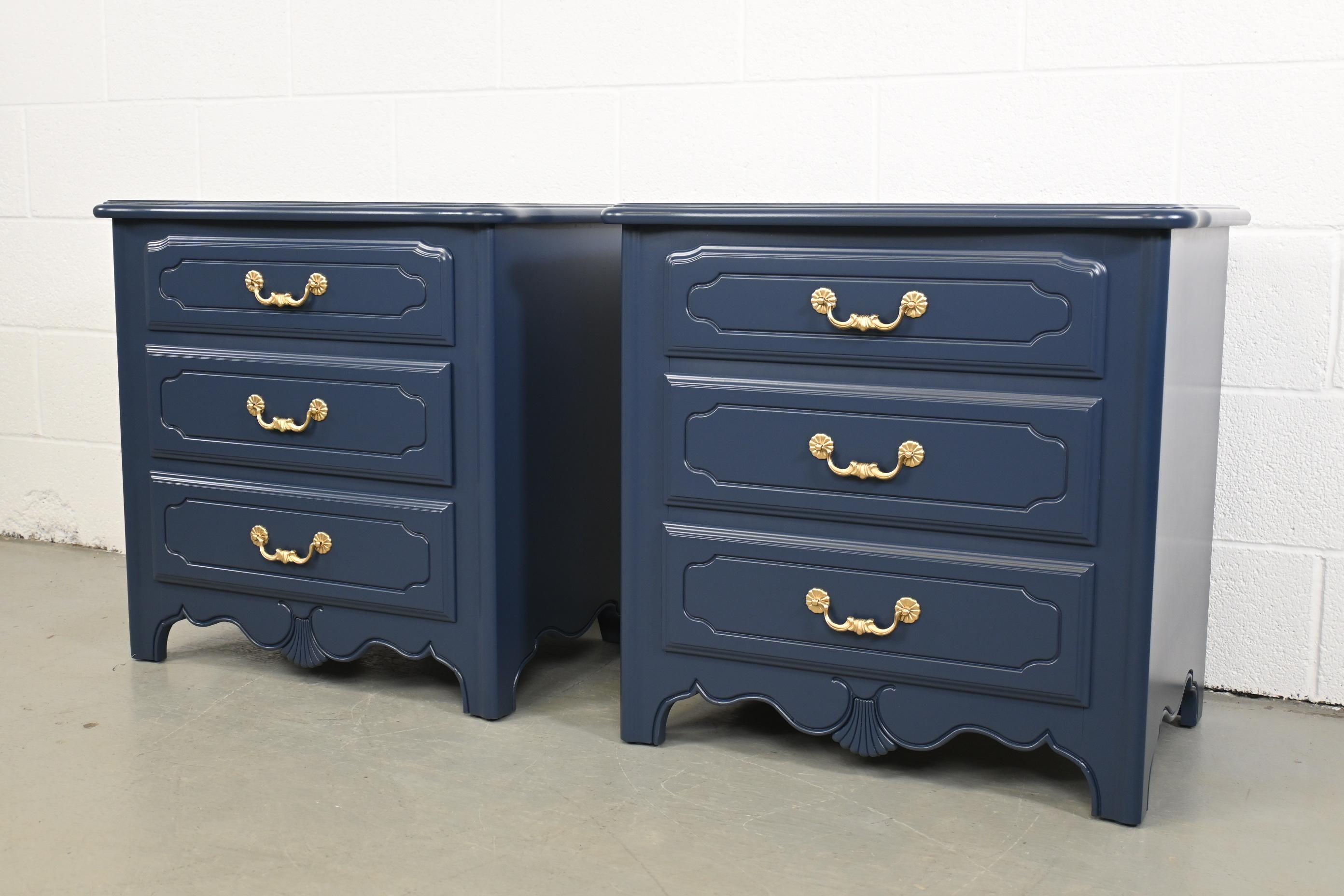 Ethan Allen French Country Navy Lacquered Three Drawer Pair of Nightstands

Ethan Allen, USA, 1993

Measures: 26 Wide x 17.5 Deep x 25.25 High.

French Country style three drawer nightstands refinished in Sherwin Williams Naval lacquer with