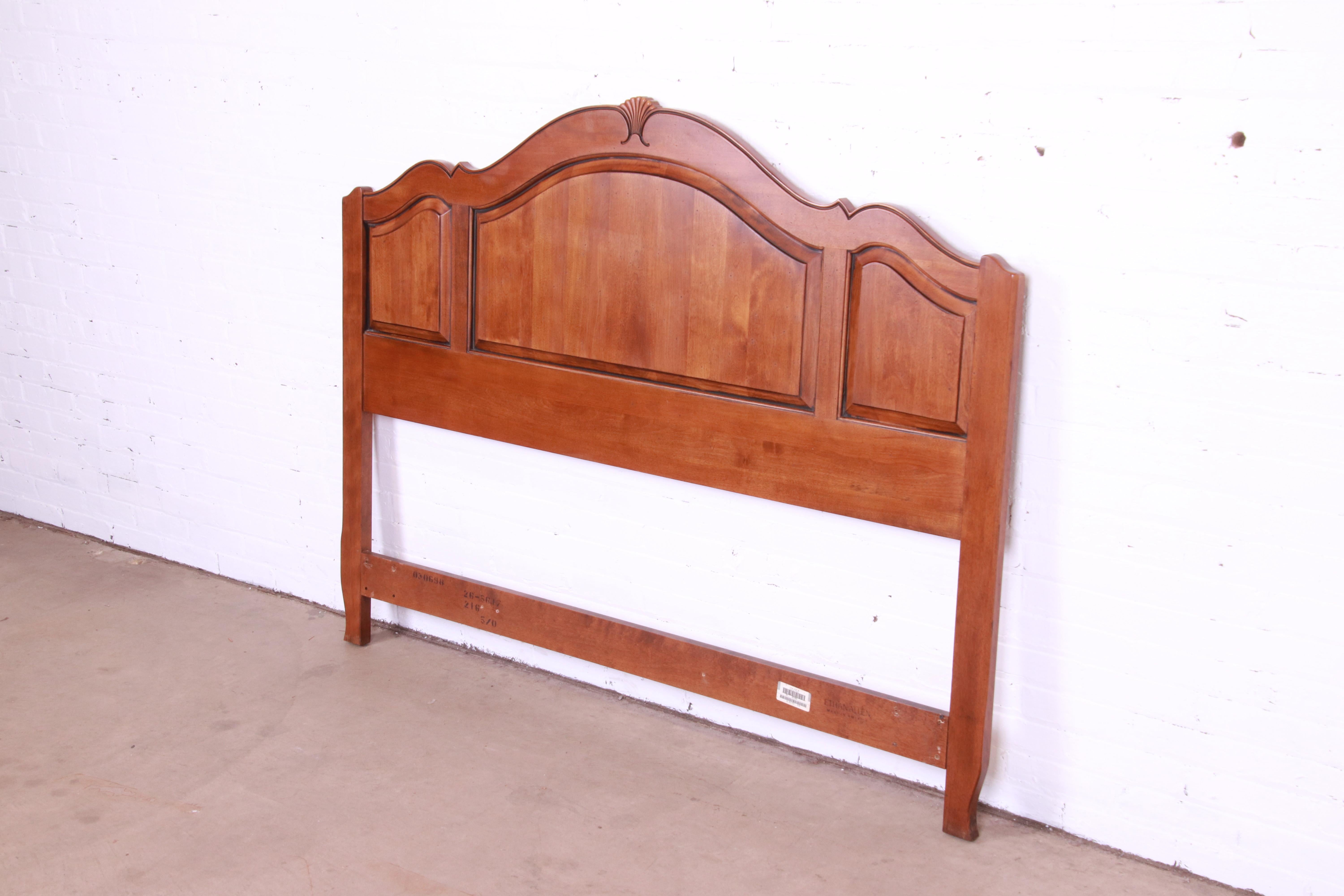 A gorgeous French Country carved maple queen size headboard

By Ethan Allen

USA, Circa 1990

Measures: 65.5