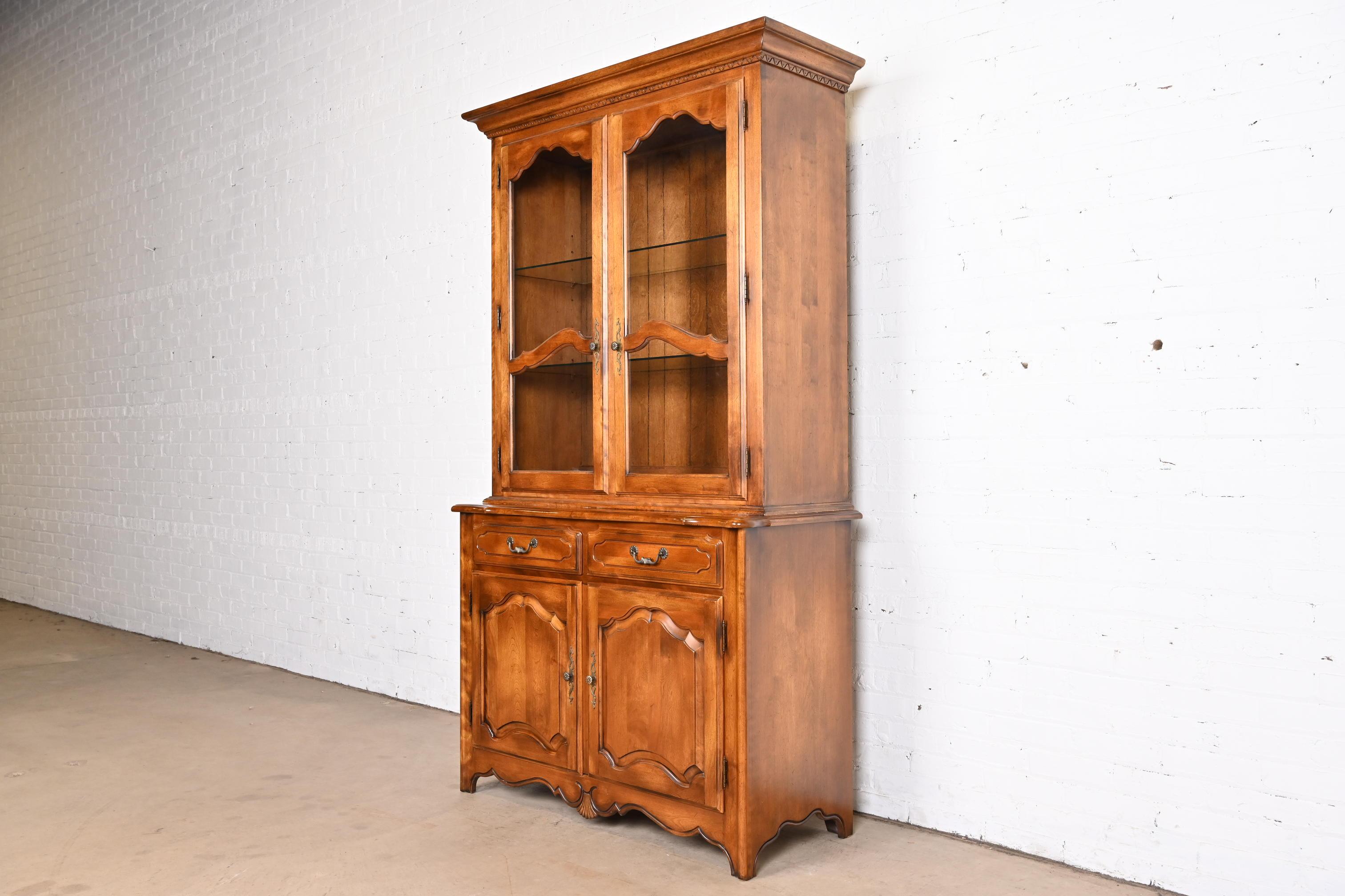 A gorgeous French Country Louis XV breakfront bookcase or china cabinet

USA, 1980s

Carved solid birch, with glass front doors, and original brass hardware.

Measures: 44.25