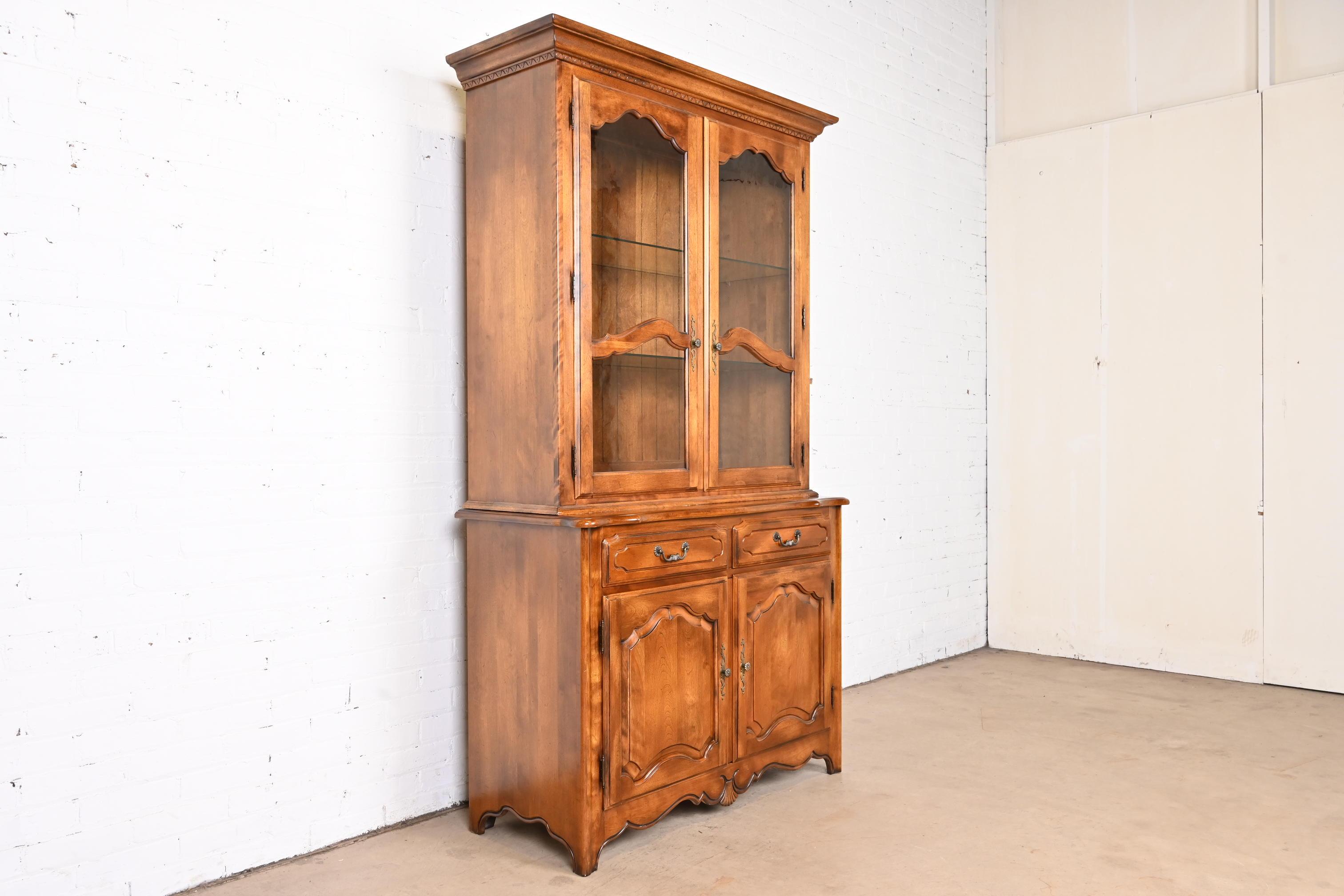 French Provincial Louis XV Birch Lighted Breakfront Bookcase Cabinet In Good Condition For Sale In South Bend, IN