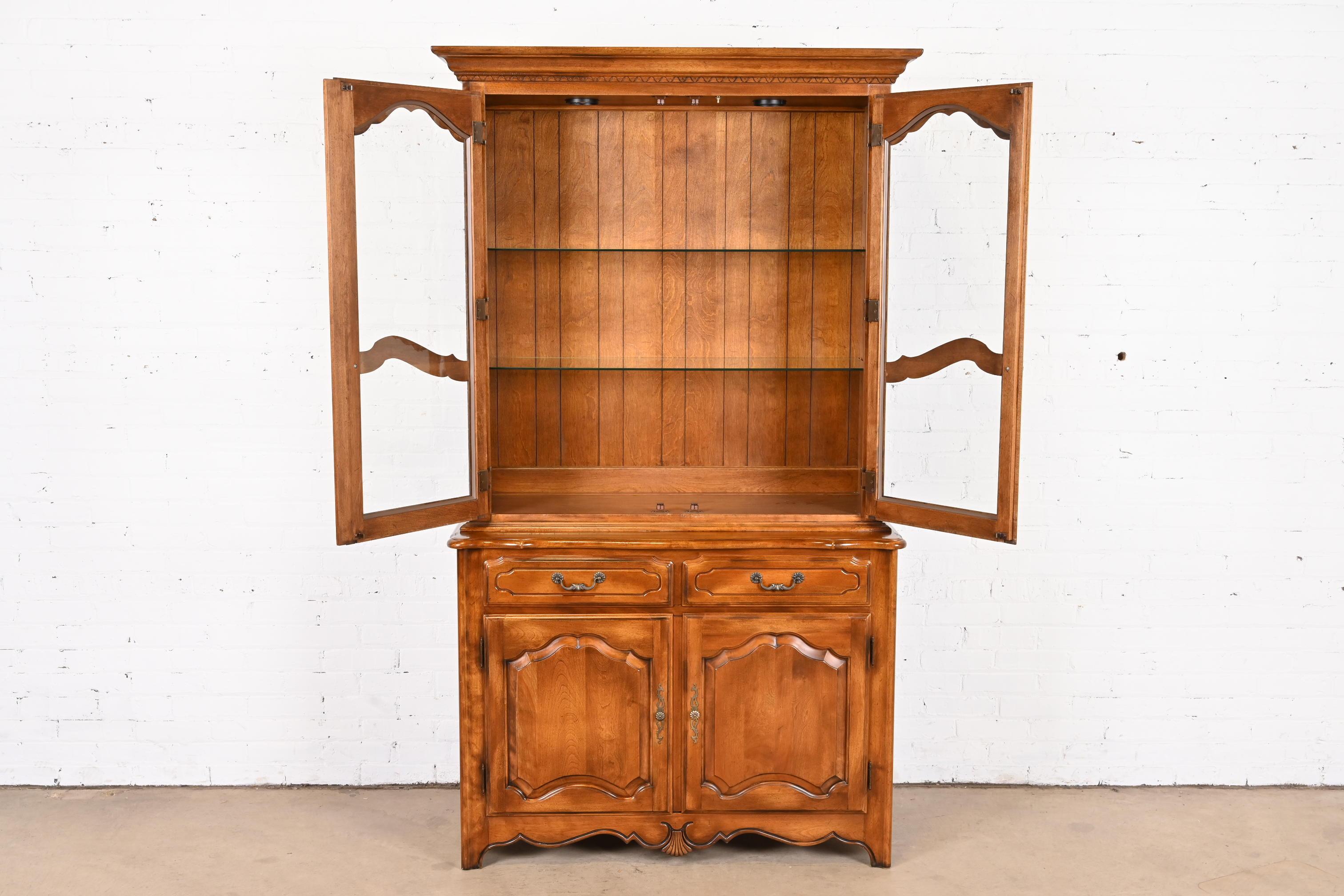 Late 20th Century French Provincial Louis XV Birch Lighted Breakfront Bookcase Cabinet For Sale