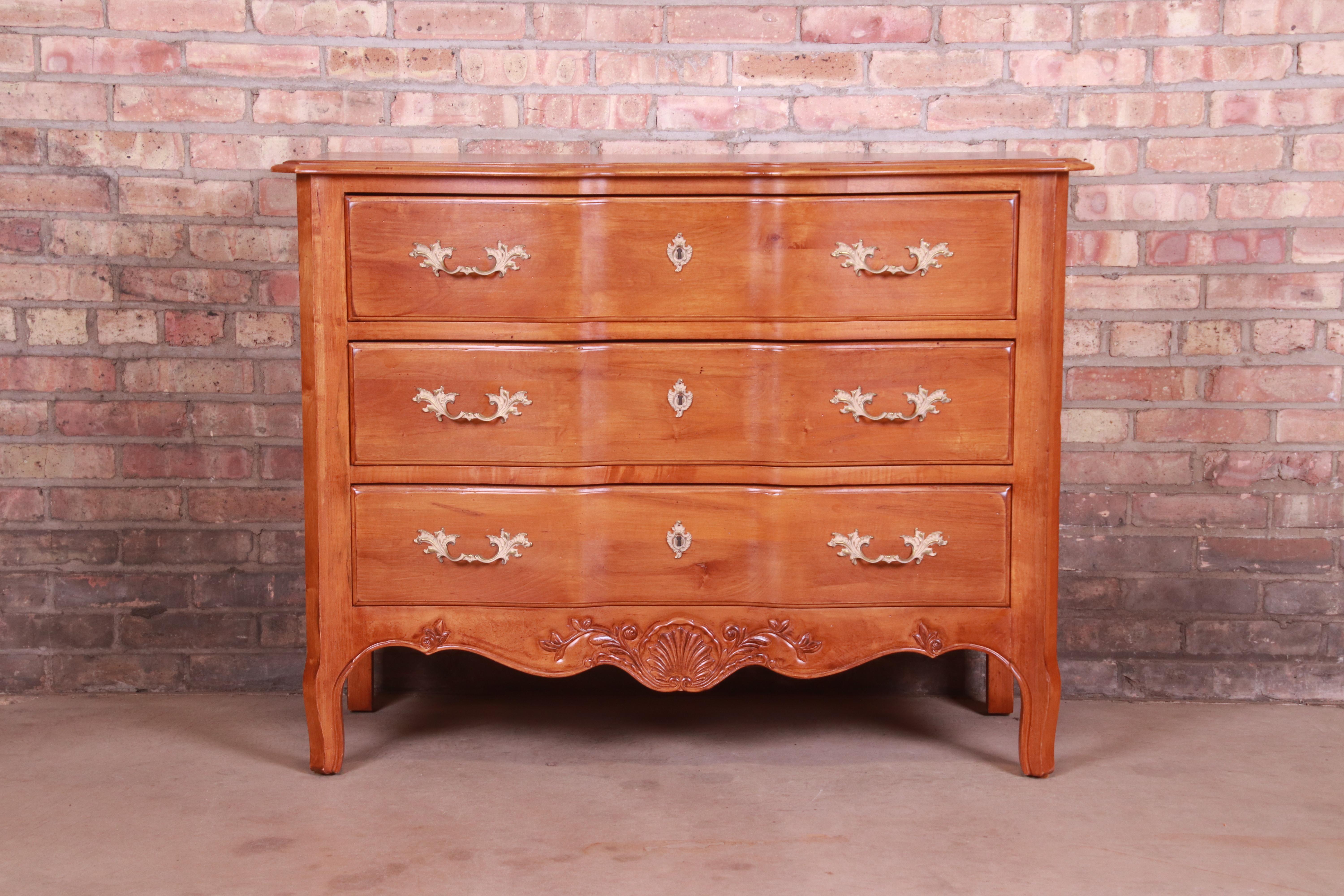 A gorgeous French Provincial Louis XV style commode or dresser chest

By Ethan Allen

USA, Circa 1990s

Carved solid maple, with original brass hardware.

Measures: 44.25