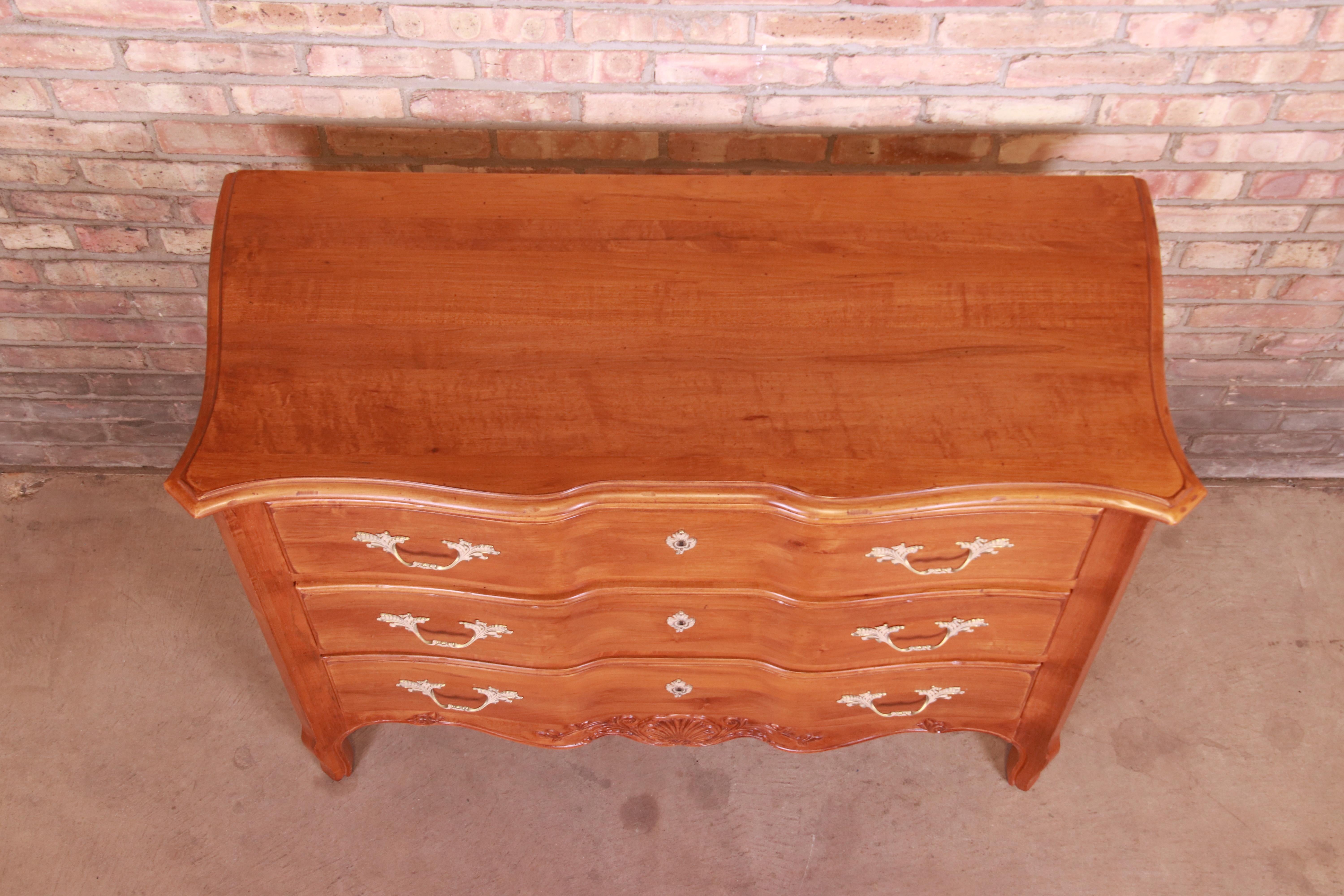 Ethan Allen French Provincial Louis XV Carved Maple Chest of Drawers, Refinished In Good Condition In South Bend, IN