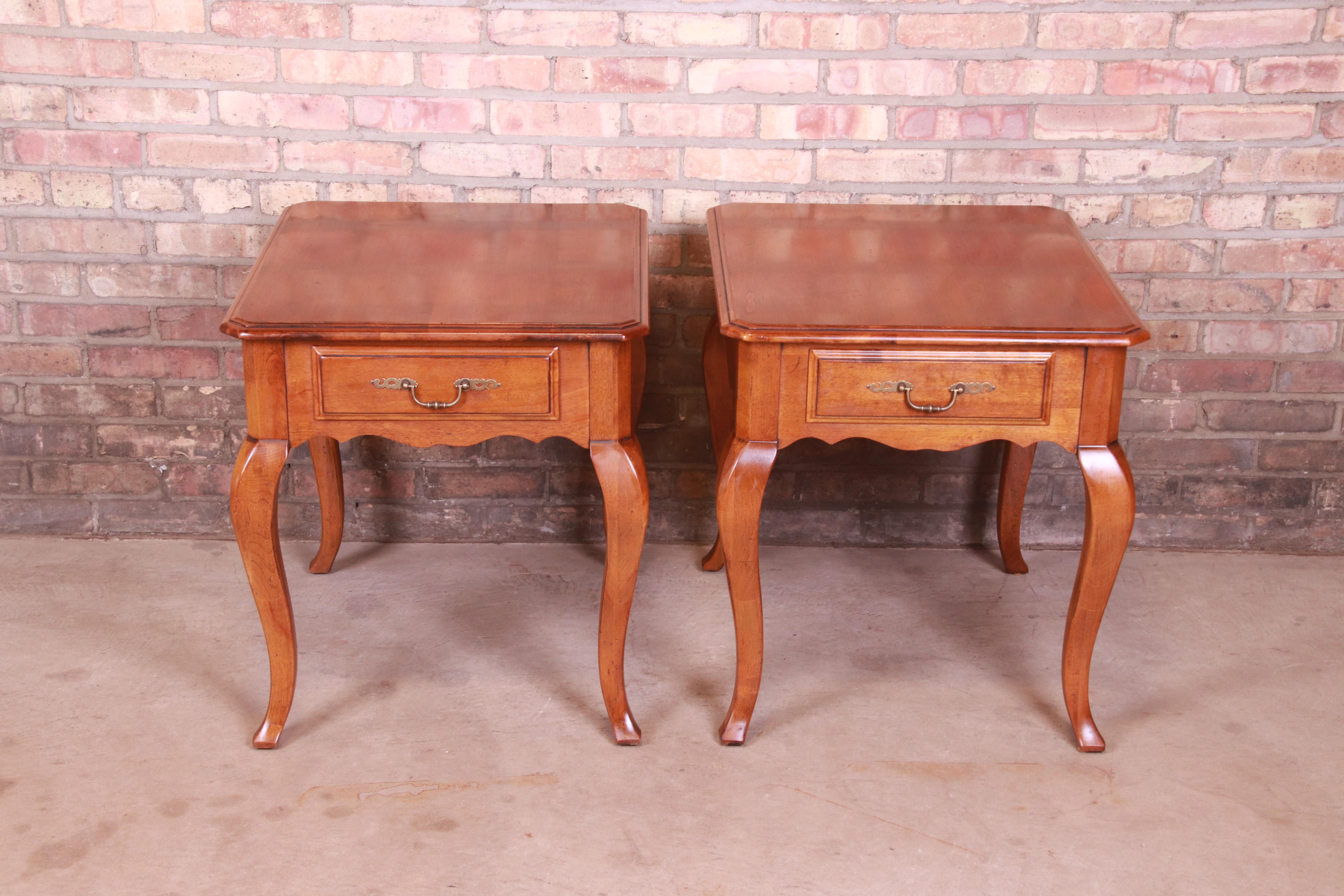 A gorgeous pair of French Provincial Louis XV style nightstands or end tables

By Ethan Allen

USA, Circa 1990s

Solid maple, with original brass hardware.

Measures: 22
