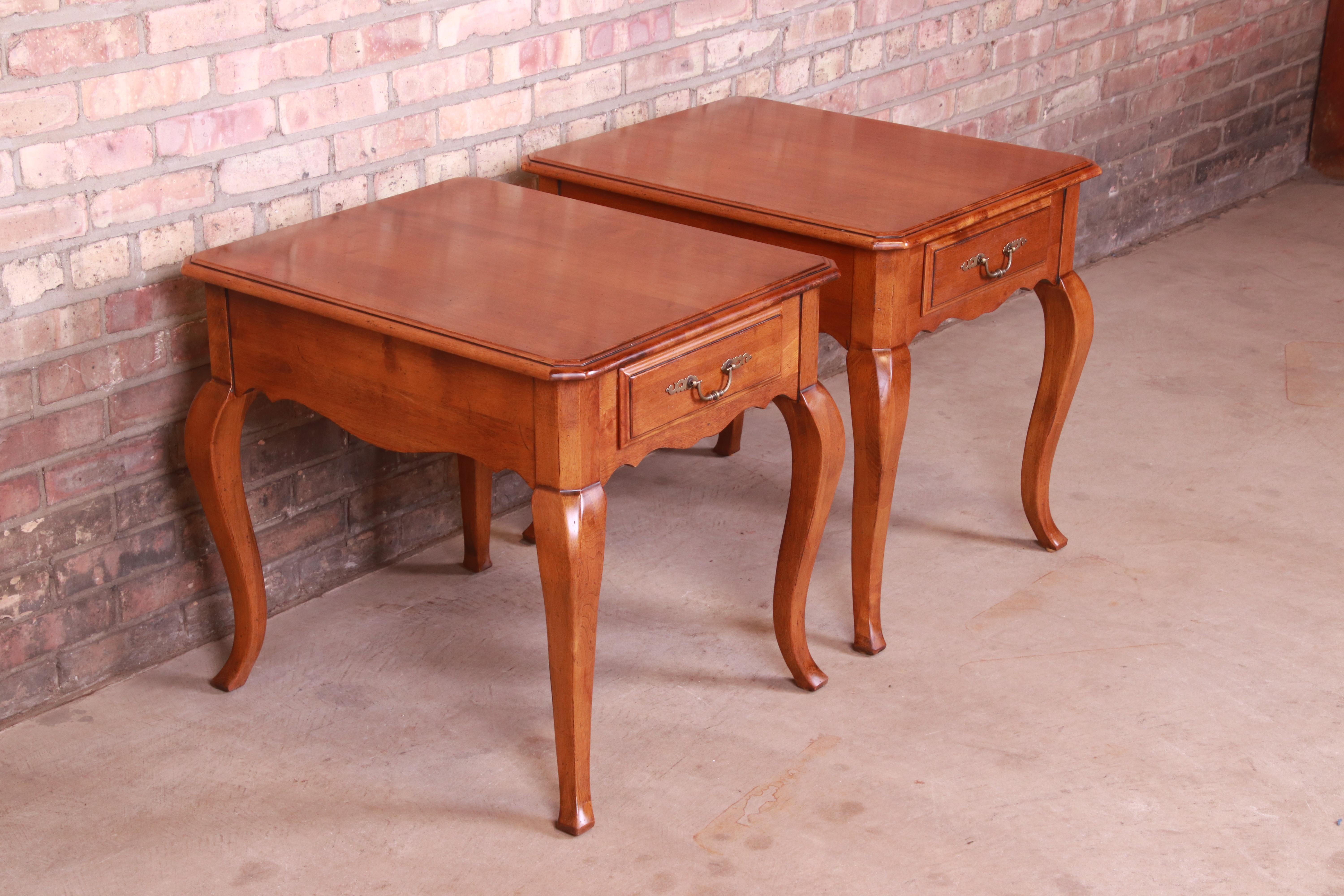 Ethan Allen French Provincial Louis XV Maple Nightstands or End Tables, Pair In Good Condition In South Bend, IN