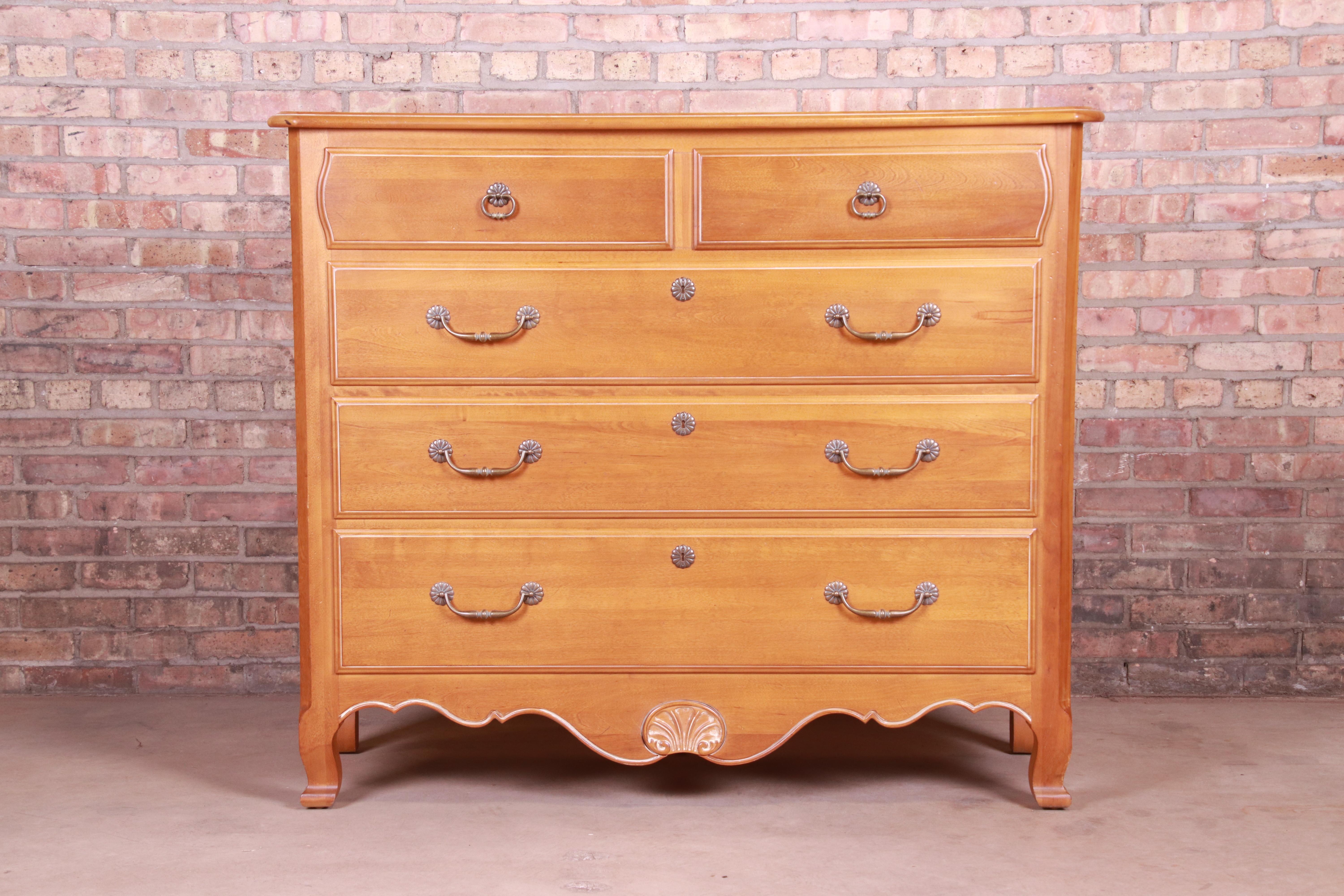 A gorgeous French Provincial Louis XV style five-drawer highboy dresser or chest of drawers

By Ethan Allen

USA, circa 1990s

Solid maple, with original brass hardware.

Measures: 50.13