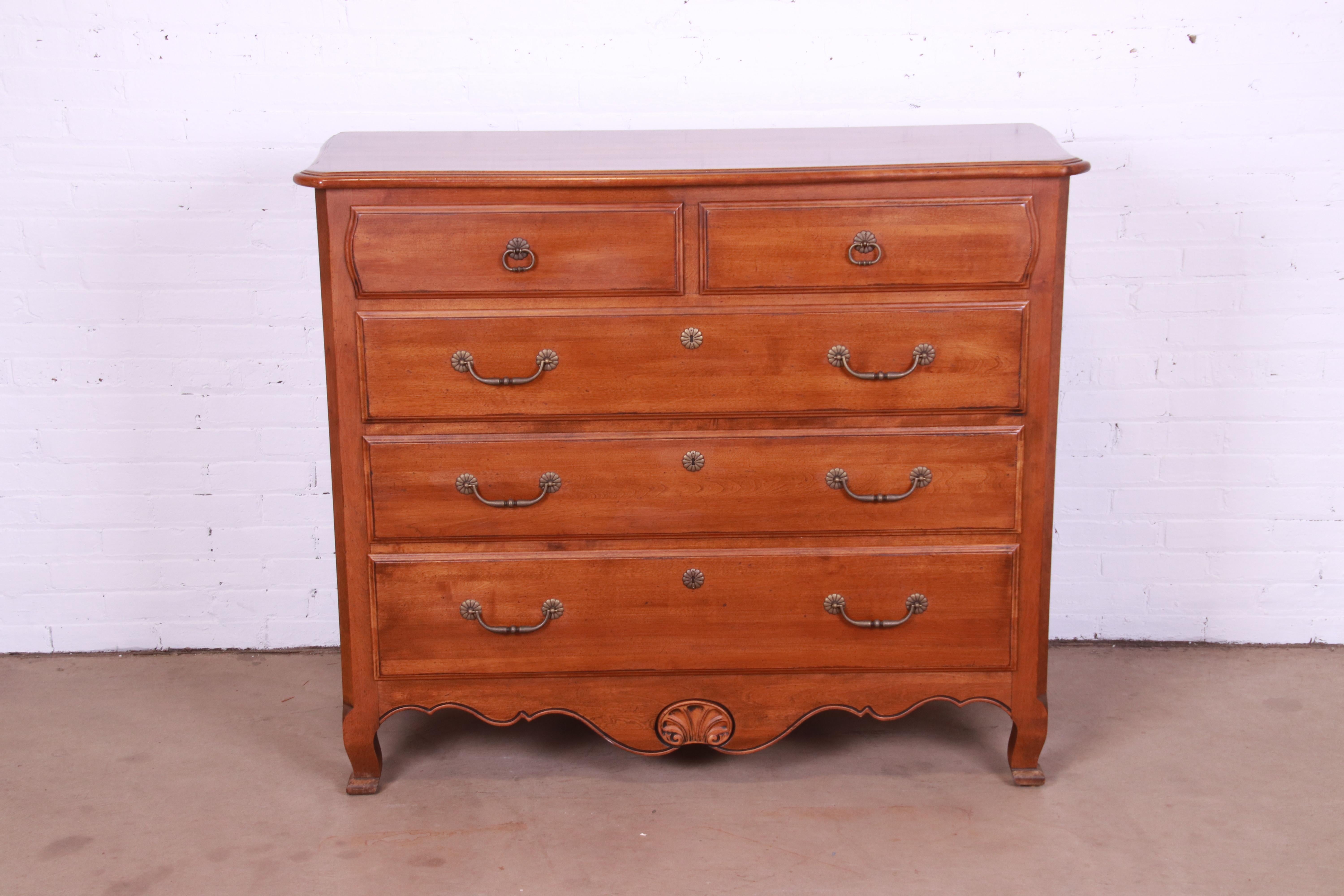 A gorgeous French Provincial Louis XV style five-drawer highboy dresser or chest of drawers

USA, Circa 1990s.

Solid maple, with original brass hardware.

Measures: 50.5