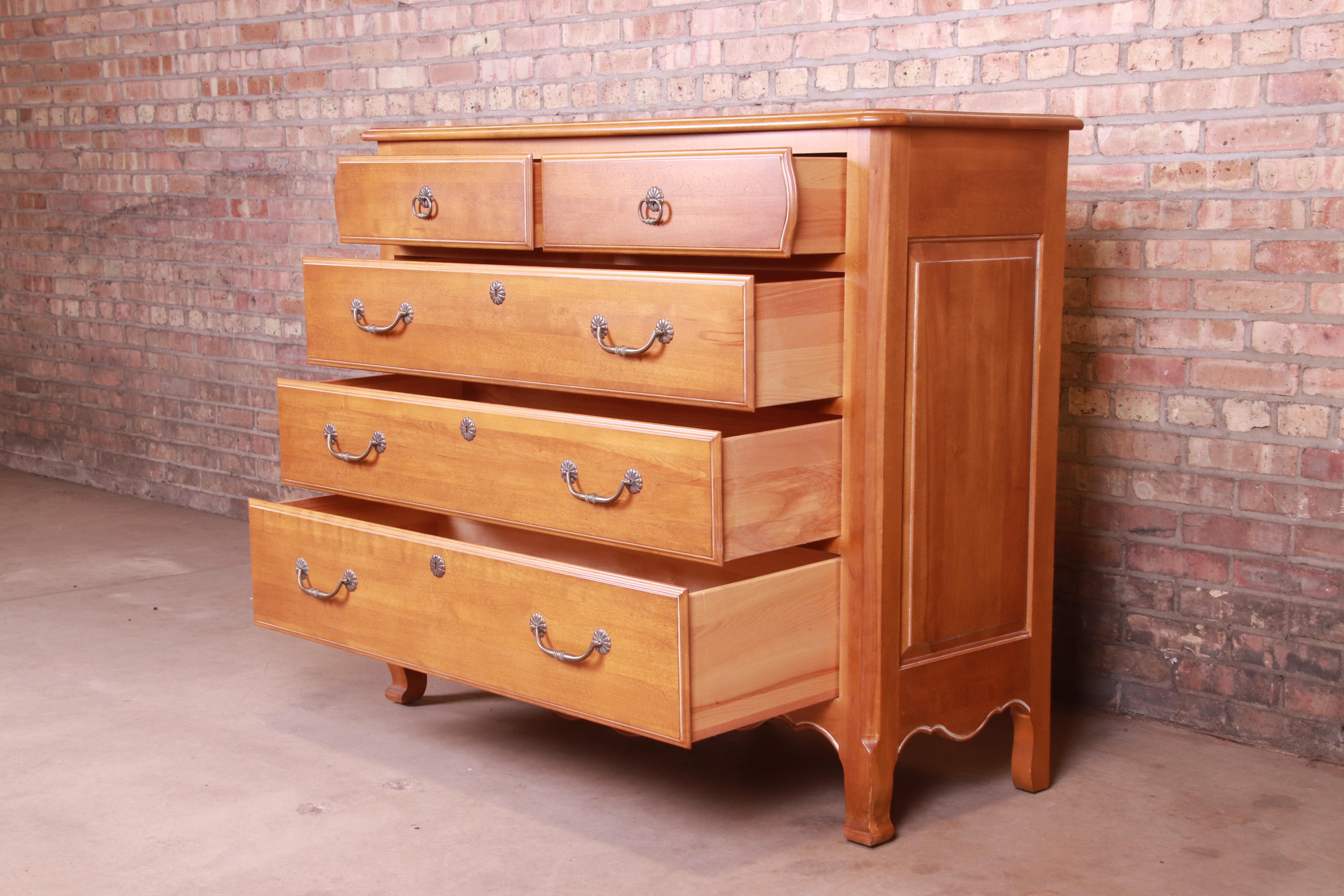 Ethan Allen French Provincial Louis XV Solid Maple Chest of Drawers In Good Condition In South Bend, IN